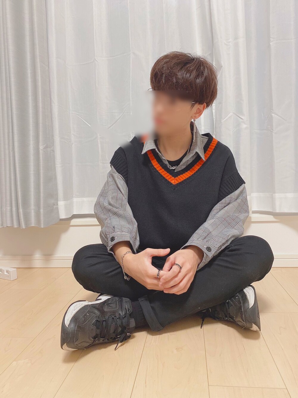 「おしゃれさんと繋がりたい、韓国ファッション、adrer、adrerコーデ、アドラー、KEIさんに届け!!、ストリートMIX」｜「ADRERのWサイドリングジップチルデンニットベスト（ベスト、ブラック系）」を使った、じゃないもさん（メンズ・167cm）の秋コーディネートの1枚目の写真