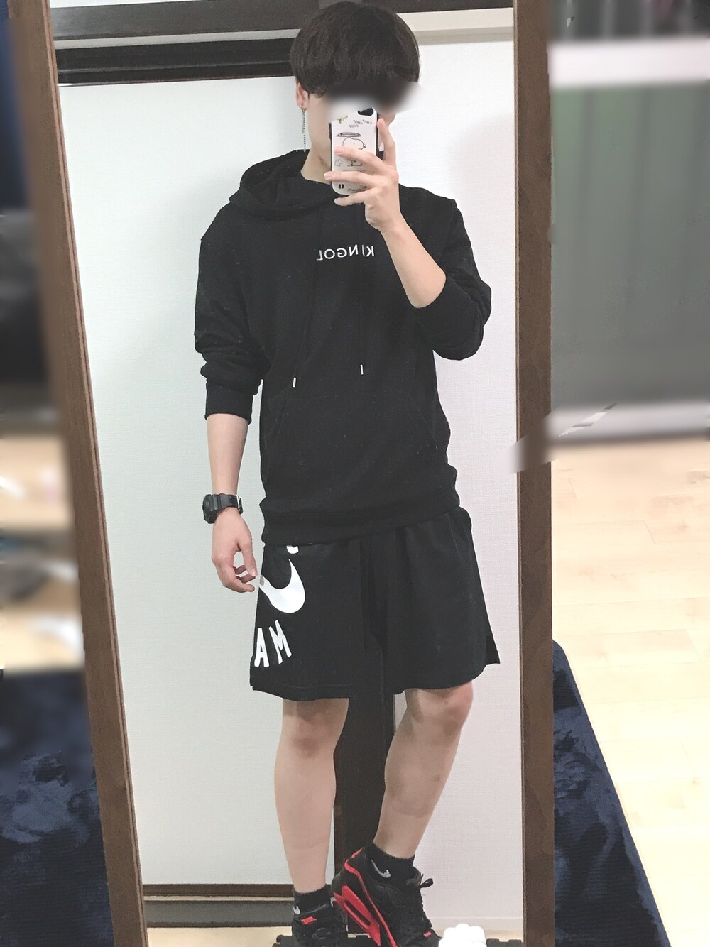 「短パン、ブラック、ブラックコーデ、NIKE、カンゴール、さむくなってきましたね、スポーツミックス」｜「KANGOLのKANGOL / カンゴール ロゴプルオーバーパーカー（パーカー、ブラック系）」を使った、じゃないもさん（メンズ・167cm）の秋コーディネートの1枚目の写真