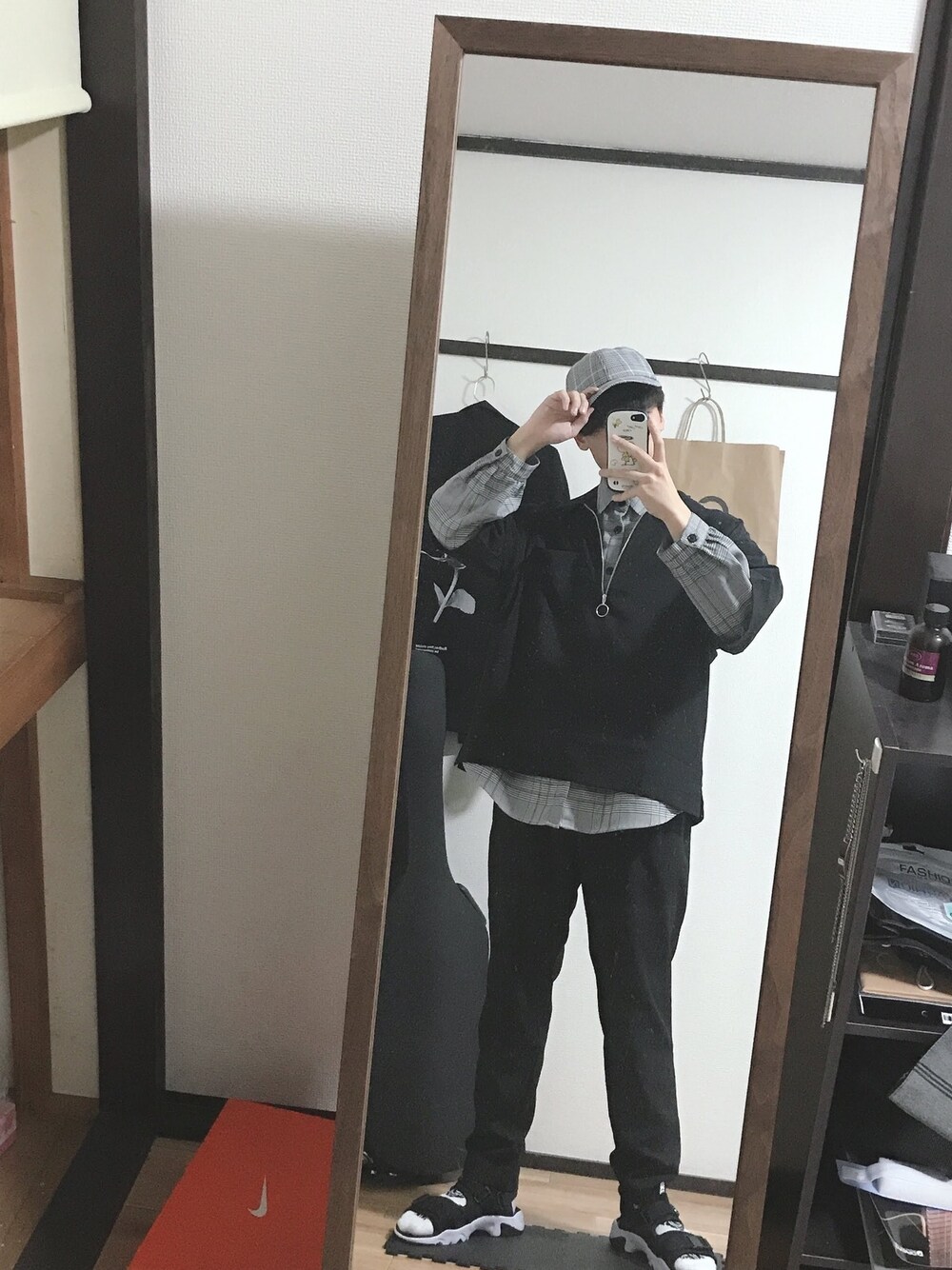 「おしゃれさんと繋がりたい、カジュアルコーデ、寒いかも？、ビッグシルエット、サンダル、サンダルに靴下、NIKE、チェック、ゆるコーデ、探偵」｜「WEGOのWEGO/コットンタイプライターハーフジップ7分袖プルオーバーシャツ（シャツ/ブラウス、ブラック系）」を使った、じゃないもさん（メンズ・167cm）の冬コーディネートの1枚目の写真