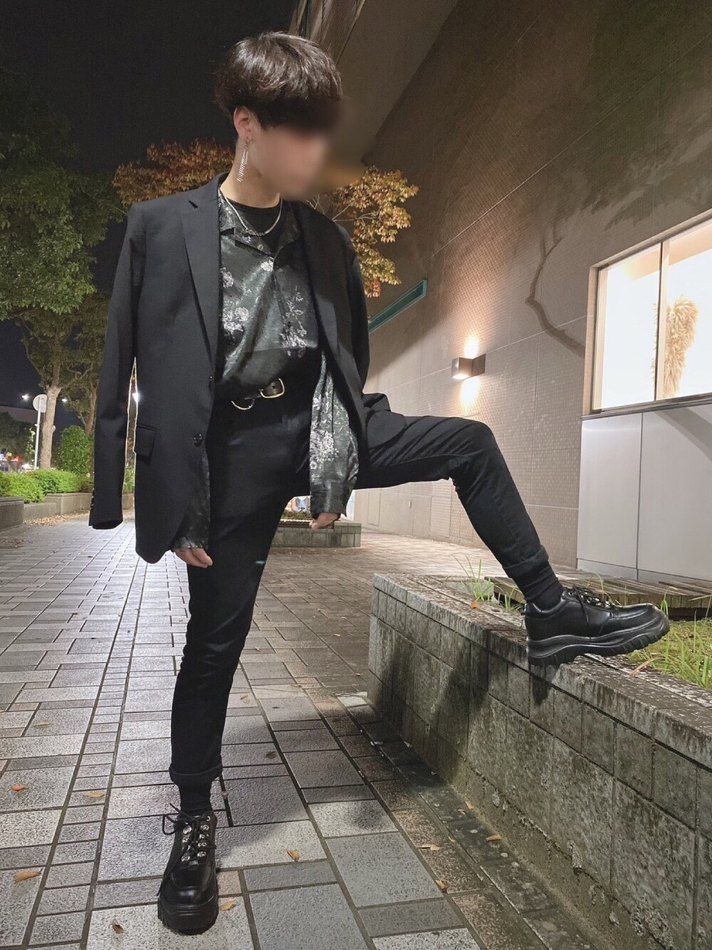 「大人カジュアル、お洒落さんとつながりたい、柄シャツ、黒スキニー、オールブラック、ブラックコーデ、モノトーンコーデ、ダッドスニーカー、ほぼセットアップ、韓国ファッション」｜「ADRERのADRERロゴネックレス（ネックレス、シルバー系）」を使った、じゃないもさん（メンズ・167cm）の冬コーディネートの1枚目の写真