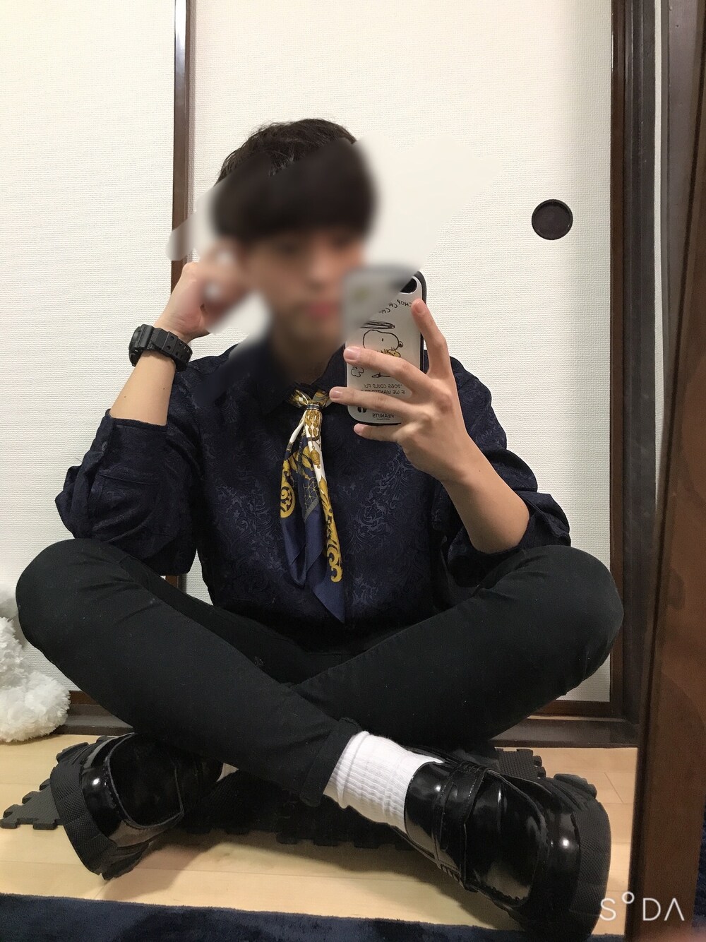 「スカーフ、ブルー、ローファー、柄シャツ、デニムスキニー、ネイビー、G-SHOCK、カジュアル、年末WEAR感謝祭、オトナカジュアル」｜「CASPER JOHNのRough Size Damask Pattern Shirts/ラフサイズダマスク柄シャツ（シャツ/ブラウス、ブルー系）」を使った、じゃないもさん（メンズ・167cm）の冬コーディネートの1枚目の写真