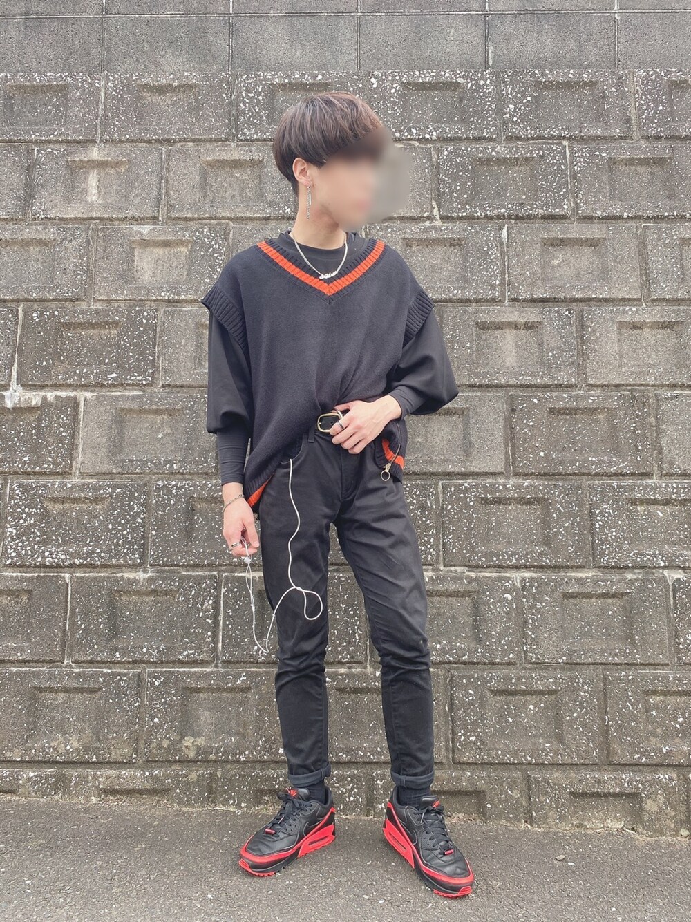「ベスト、チルデンニット、ブラック、レッド、ブラックコーデ、スニーカー、ナイキ、韓国ファッション」｜「ADRERのADRERロゴネックレス（ネックレス、シルバー系）」を使った、じゃないもさん（メンズ・167cm）の冬コーディネートの1枚目の写真