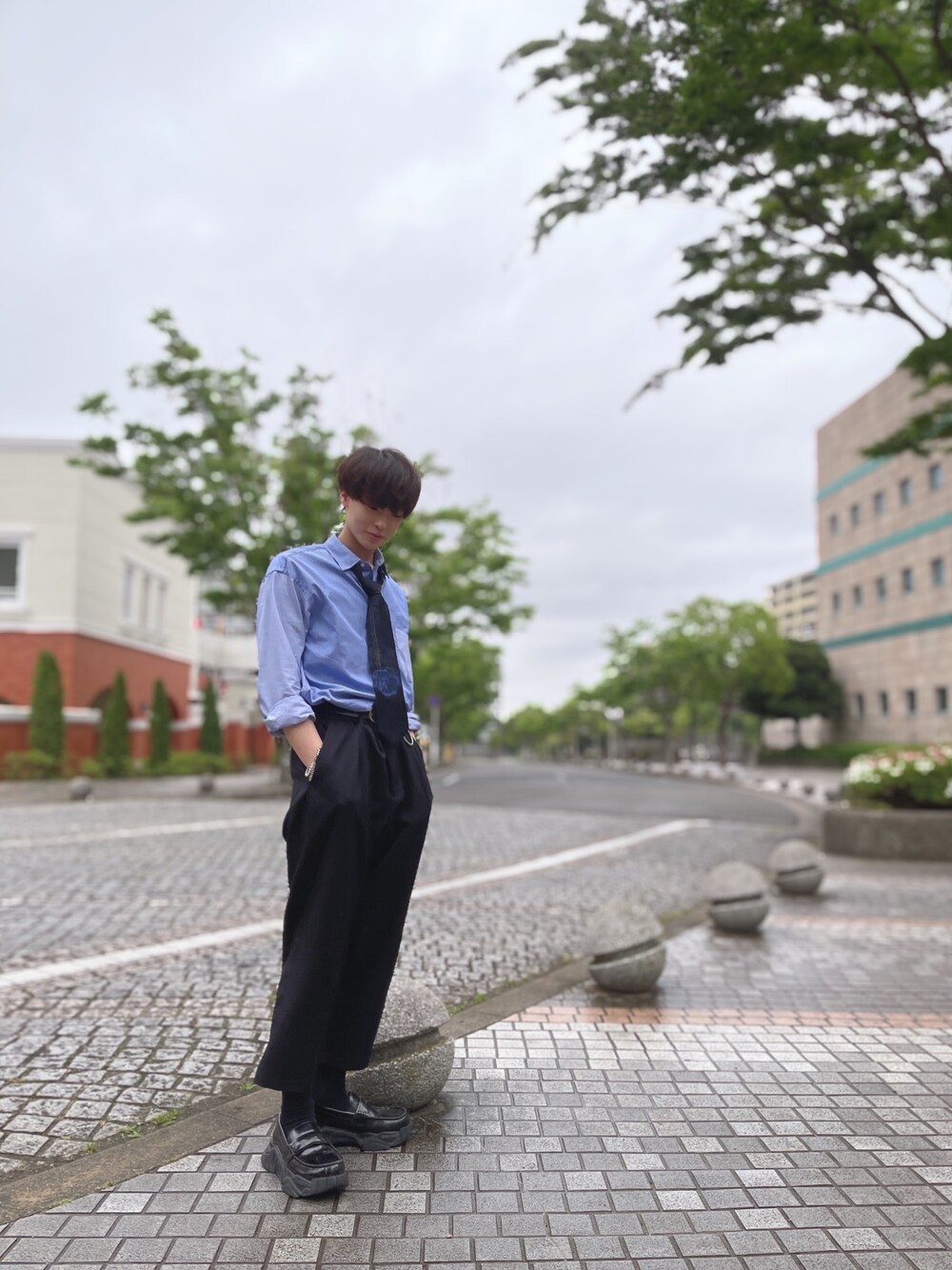 「韓国ファッション、ストライプ、ストライプシャツ、ローファー、ワイドパンツ、ネクタイコーデ、ネクタイ、韓国好きな人と繋がりたい、プチプラコーデ」｜「Instagram→Janaimo_04のアイテム（その他、その他）」を使った、じゃないもさん（メンズ・167cm）の春コーディネートの1枚目の写真