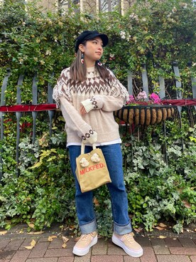 デニムパンツを使った ベージュニット のレディース人気ファッションコーディネート Wear