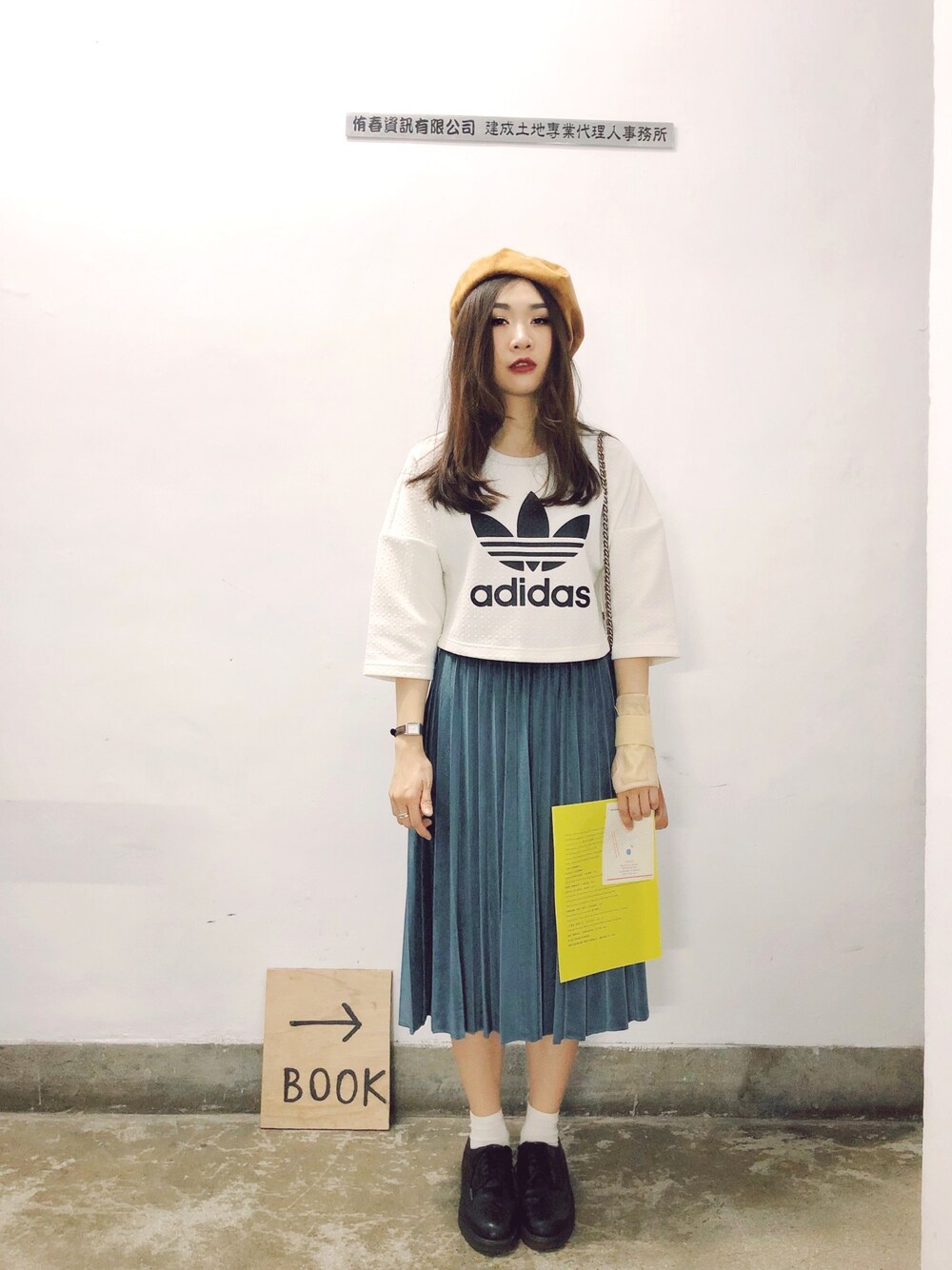 「VINTAGE、KBF、adidas、COACH、tabio、Dr.Martens、LEPSIM LOWRYS FARM、exhibition」｜「adidasの【adicolor】オリジナルス Tシャツ[CROPPED TREFOIL TEE]（Tシャツ/カットソー、ホワイト系）」を使った、Zooeyさん（レディース・165cm）の冬コーディネートの1枚目の写真