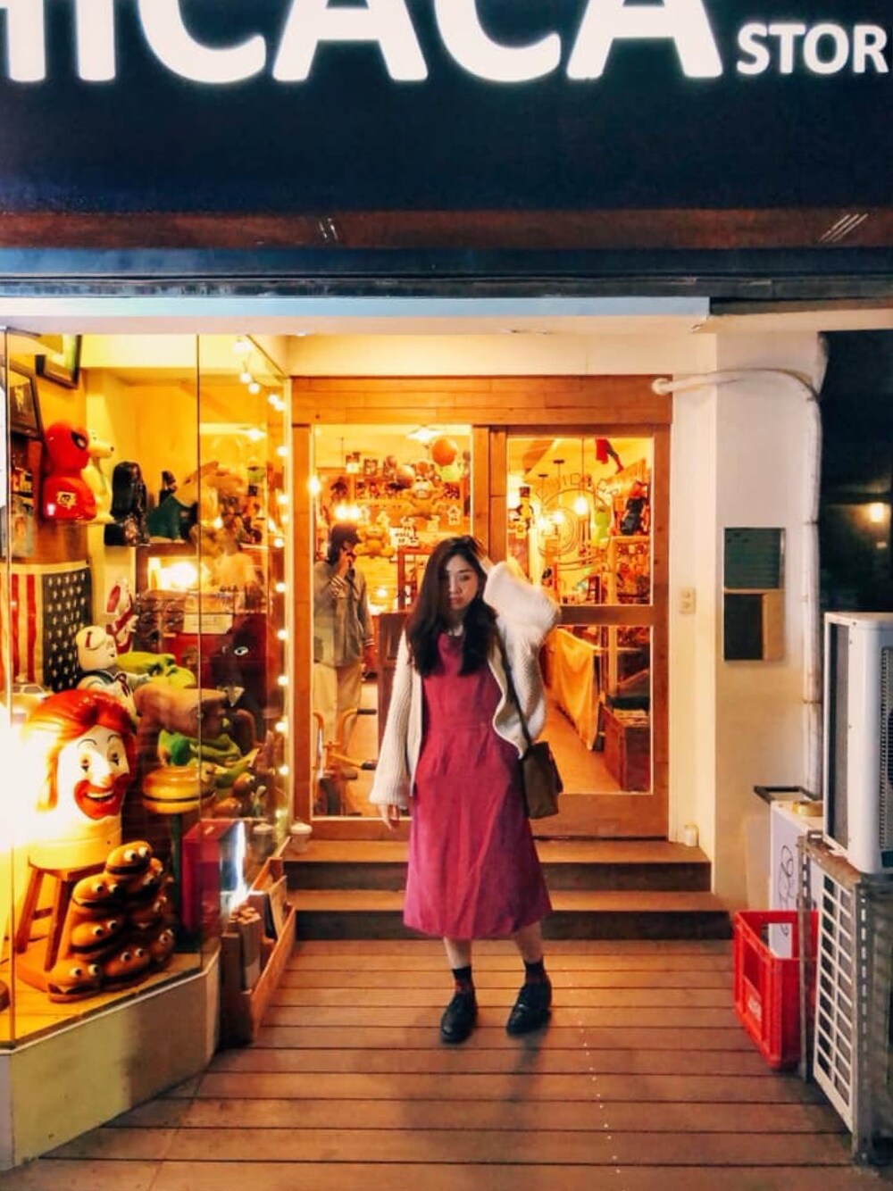 ホワイト系のジャケット/アウター、ブラウン系のショルダーバッグ、ピンク系のワンピースを着用したレディースの秋コーディネートの1枚目の写真