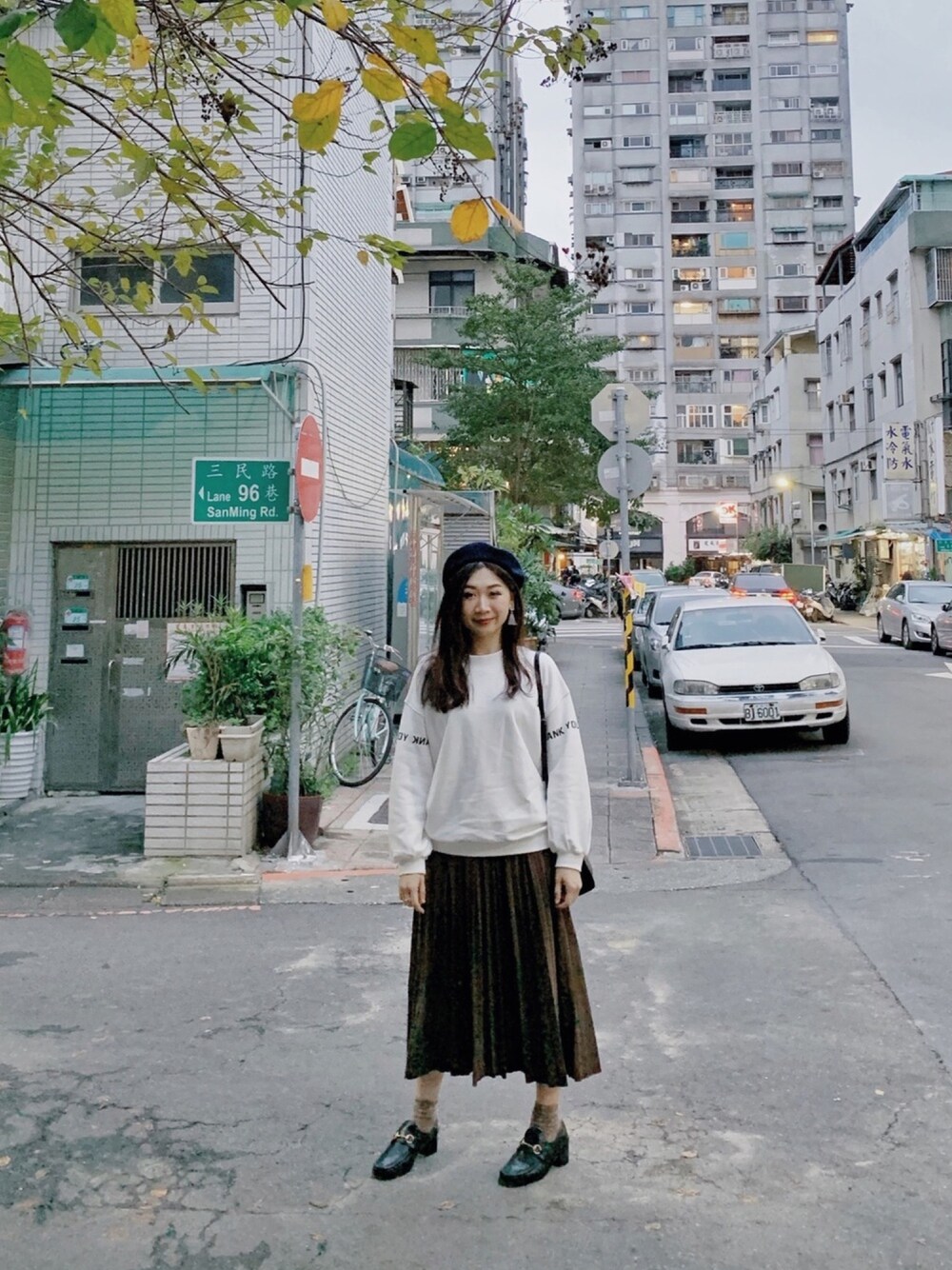「ootd、outfit、winter、 BEAMS BOY、Lily Brown、moussy、LOWRYS FARM、tabio、vintage、lookbook」｜「LILY BROWNのオーバーサイズロゴスウェット（Tシャツ/カットソー、ホワイト系）」を使った、Zooeyさん（レディース・165cm）の春コーディネートの1枚目の写真