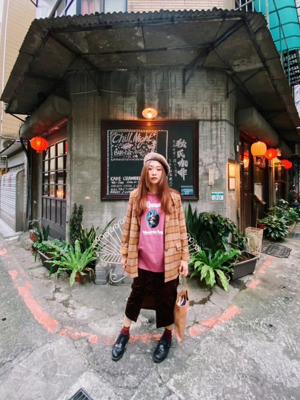 「ootd、outfit、wiwt、moussy、SLY、vintage、oldskool、Dr.Martens、murua、coffee」｜「SLYのMANISH OVER TAILOR COAT（テーラードジャケット、ベージュ系）」を使った、Zooeyさん（レディース・165cm）の秋コーディネートの1枚目の写真