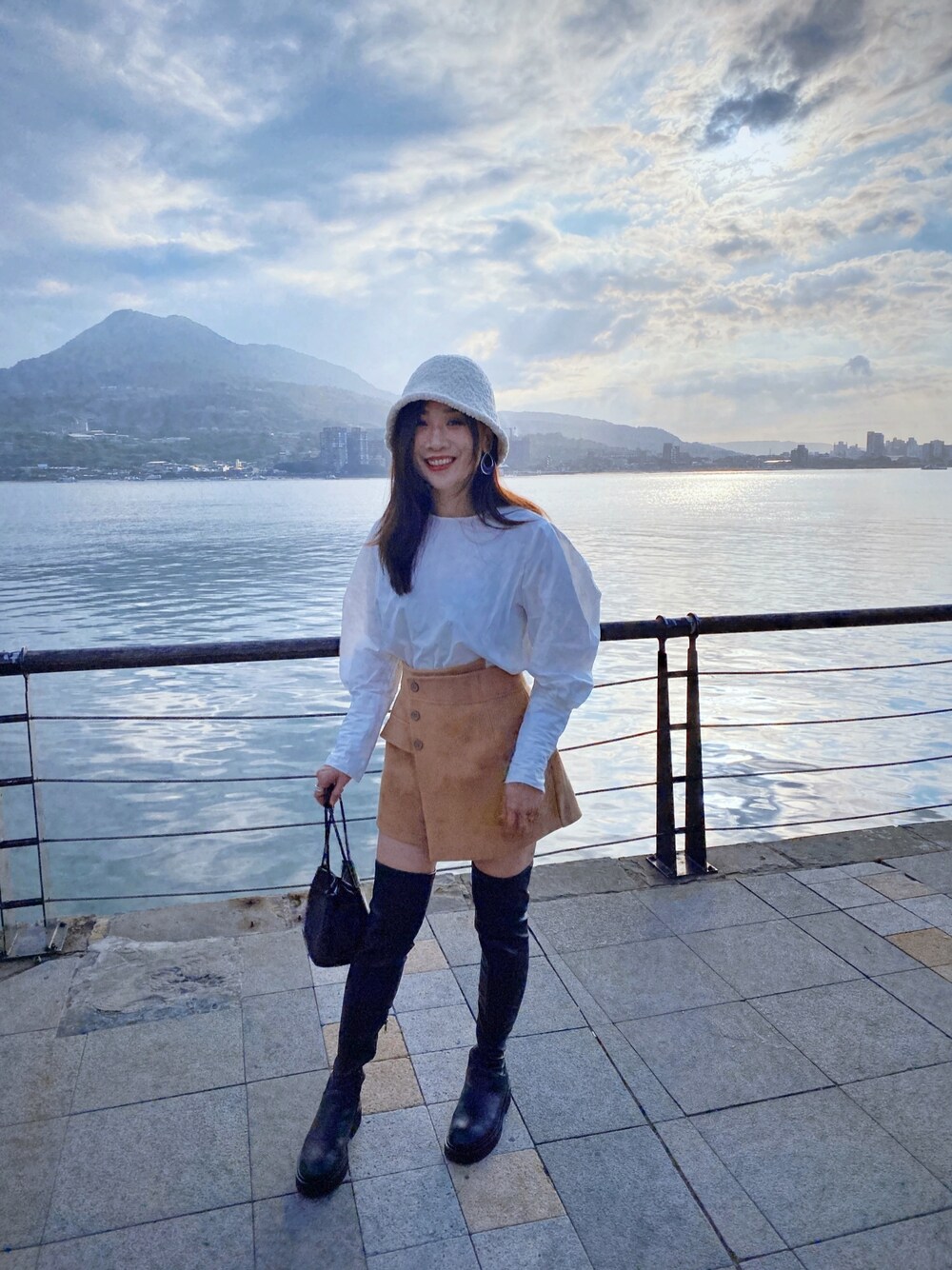 「ootd、outfit、Taiwan、winter wearing、moussy、winter、streetfashion、wiwt、vintage、French」｜「MOUSSYのMAGNET SQUARE バッグ（ハンドバッグ、ブラック系）」を使った、Zooeyさん（レディース・165cm）の冬コーディネートの1枚目の写真