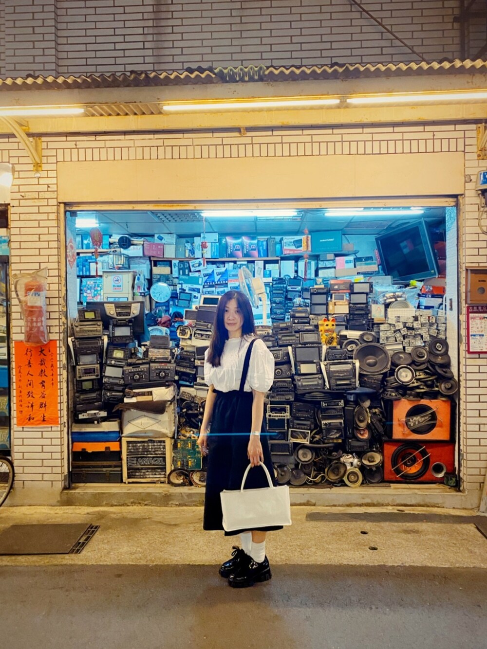 「ootd、oldskool、vintage、streetfashion、streetstyle、black and white、amiment、CASIO、90’s、RETRO GIRL」｜「CASIOのアイテム（腕時計、シルバー系）」を使った、Zooeyさん（レディース・165cm）の春コーディネートの1枚目の写真