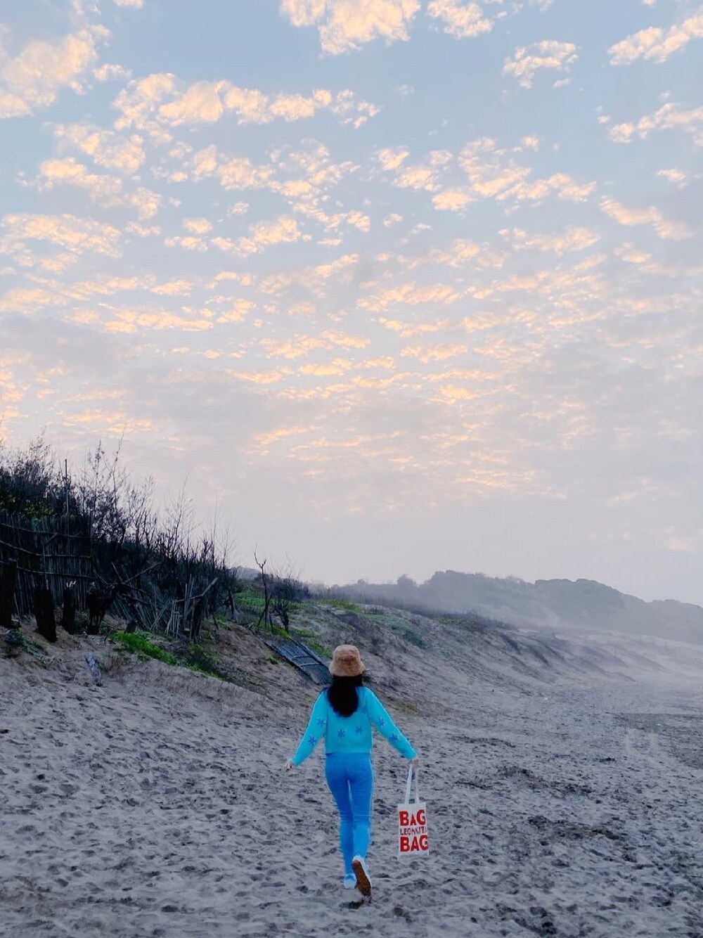 「ootd、outfit、beach、nike、vintage、oldskool、spring、Taiwan、RETRO GIRL、retrogirl_ootd」｜「NIKEのアイテム（スニーカー、ホワイト系）」を使った、Zooeyさん（レディース・165cm）の夏コーディネートの1枚目の写真