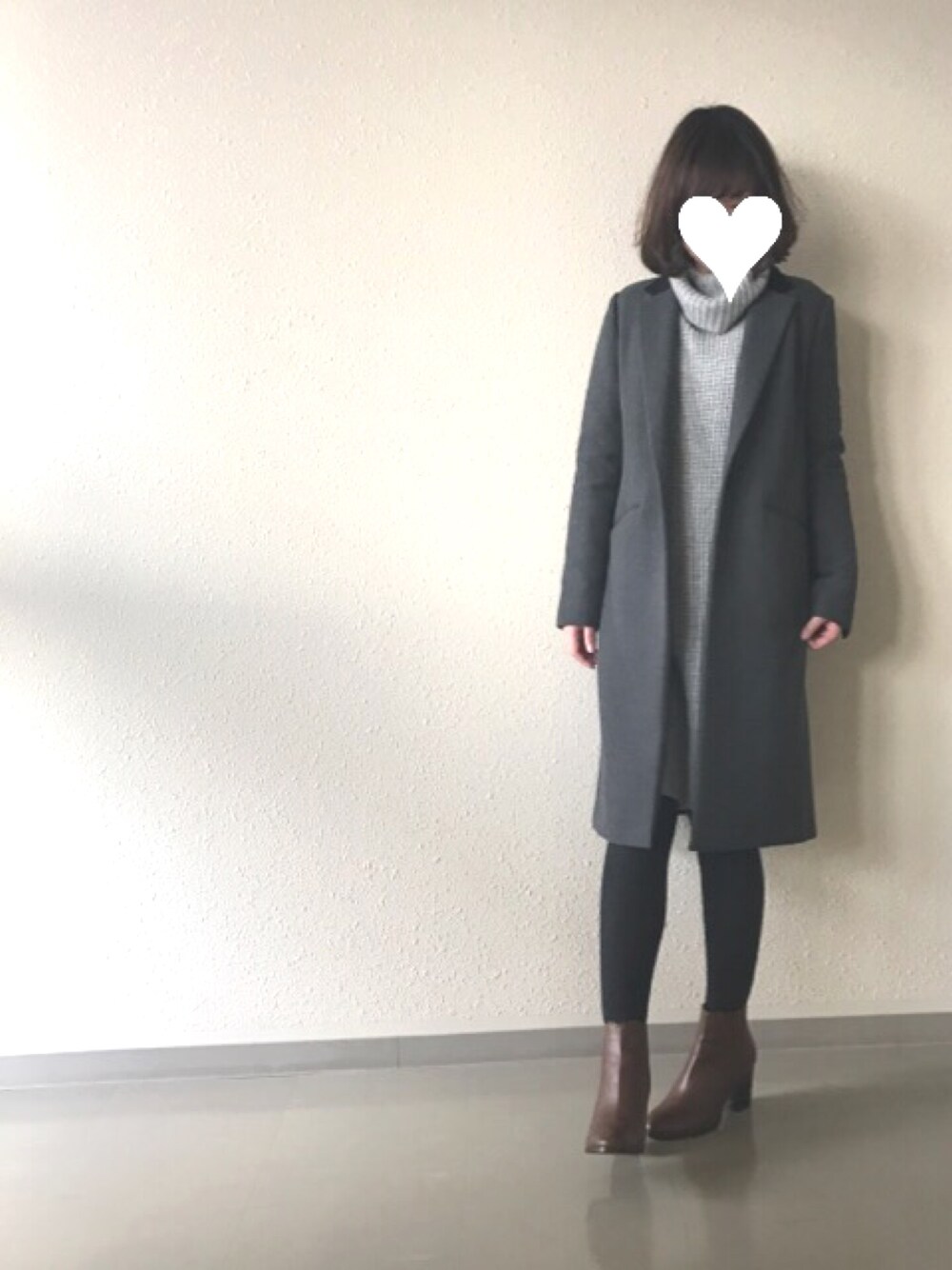 グレー系のチェスターコート、グレー系のワンピース、ブラウン系のブーツを着用したレディースの冬コーディネートの1枚目の写真