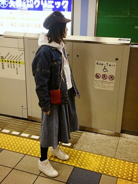 「GU（ジーユー）のアイテム（デニムスカート、ブルー系）」を使った、twiggysung さん（レディース・153cm）の冬コーディネート