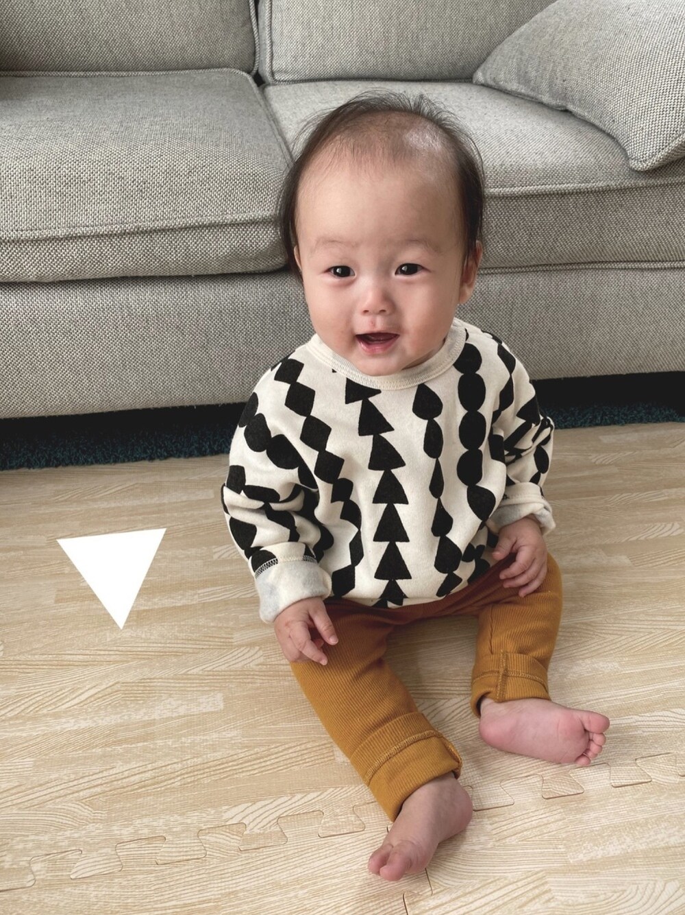 「北欧、トレーナー、レギンスパンツ、リブレギンス、マスタード、リンクコーデ、親子コーデ、プチプラ、０歳７ヶ月、男の子」｜「Birthdayのアイテム（Tシャツ/カットソー、その他）」を使った、tai_tenさん（キッズ・70cm）の秋コーディネートの1枚目の写真