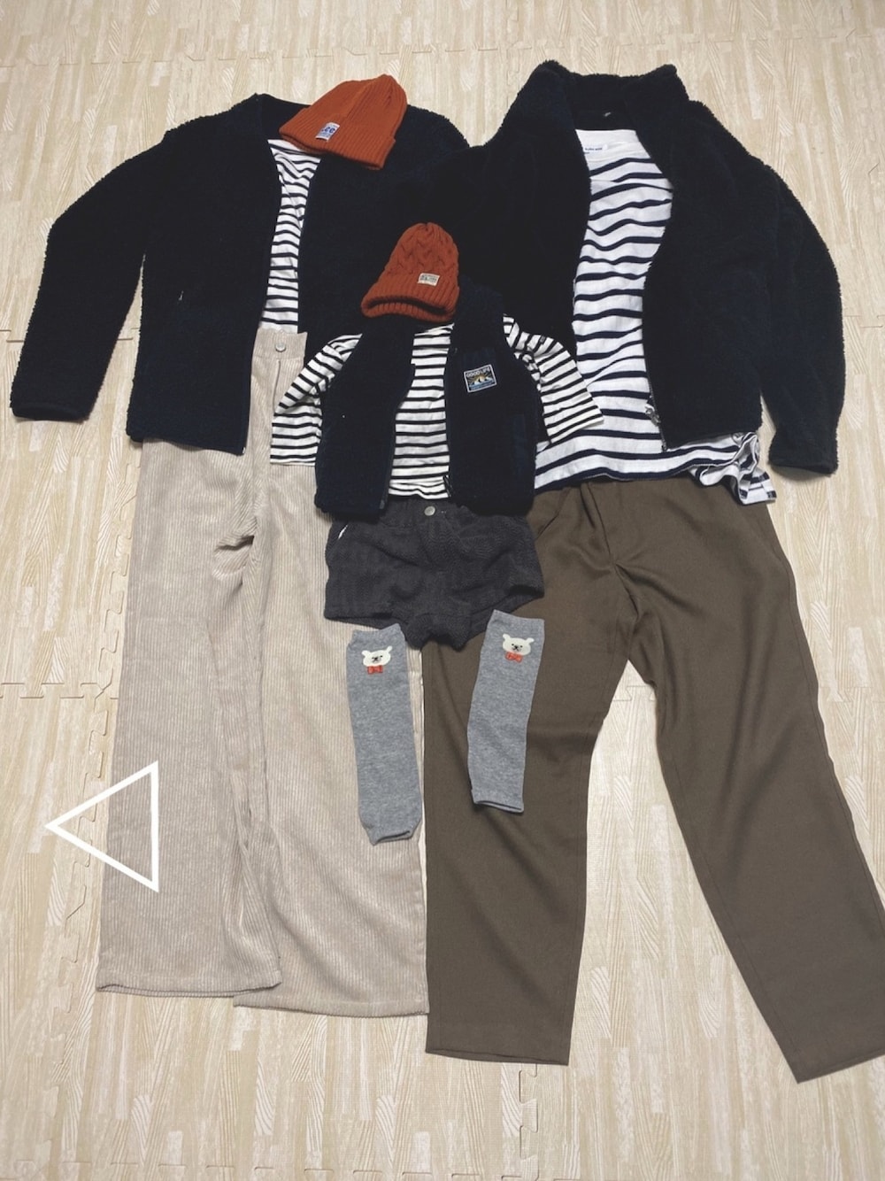 「ボーダー、ボア、ニット帽、レッグウォーマー、親子コーデ、リンクコーデ、0歳9ヶ月、男の子」｜「BREEZEのリバーシブルボアベスト（ベスト、ブラック系）」を使った、tai_tenさん（キッズ・70cm）の冬コーディネートの1枚目の写真