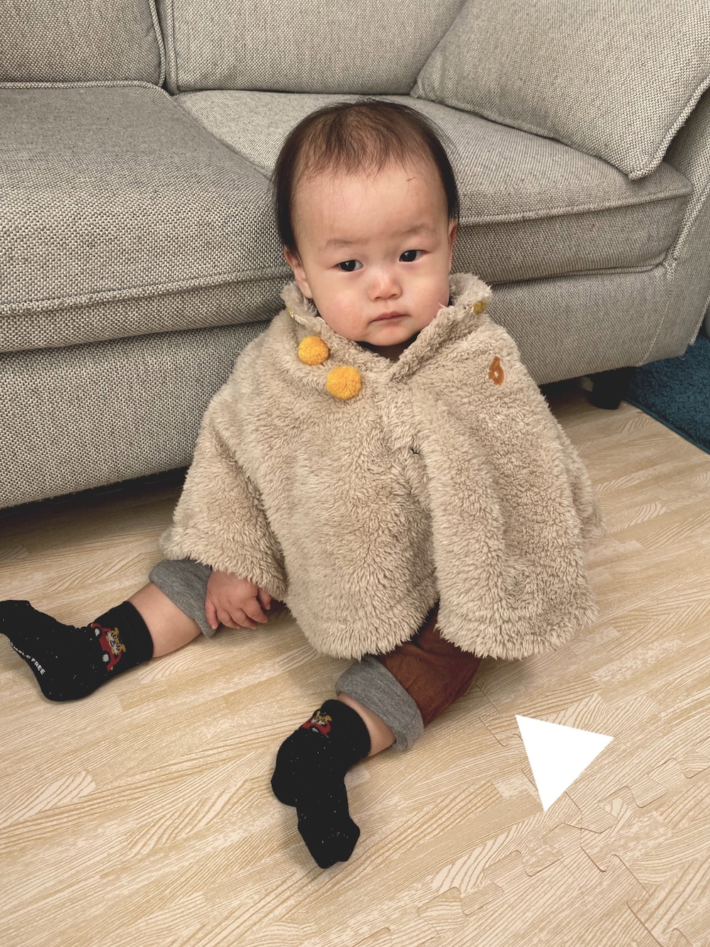 「ポンチョ、もこもこ、コーデュロイ、0歳9ヶ月、男の子」｜「RAGMARTのリバーシブルマント（その他ベビー用品、ベージュ系）」を使った、tai_tenさん（キッズ・70cm）の冬コーディネートの1枚目の写真