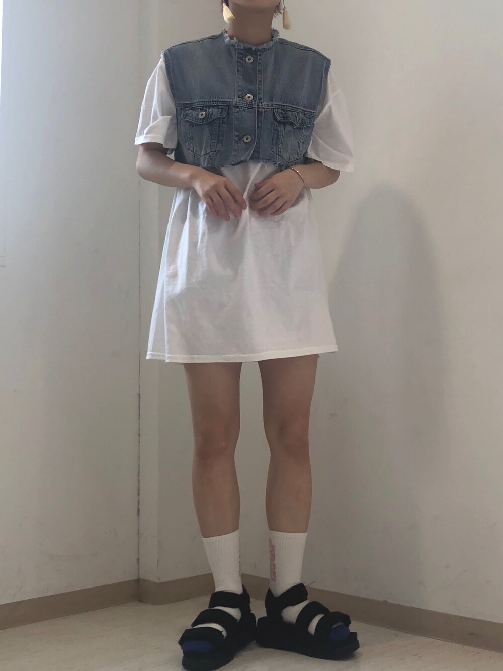 「夏、おしゃれさんと繋がりたい、プチプラコーデ、サンダル、シンプルコーデ、ストリート」｜「WHO'S WHO galleryのCRAFTWORKミニロゴ刺繍TEE  /ビッグシルエット/ユニセックス/ペアルック（Tシャツ/カットソー、ホワイト系）」を使った、ハルカさん（レディース・163cm）の夏コーディネートの1枚目の写真