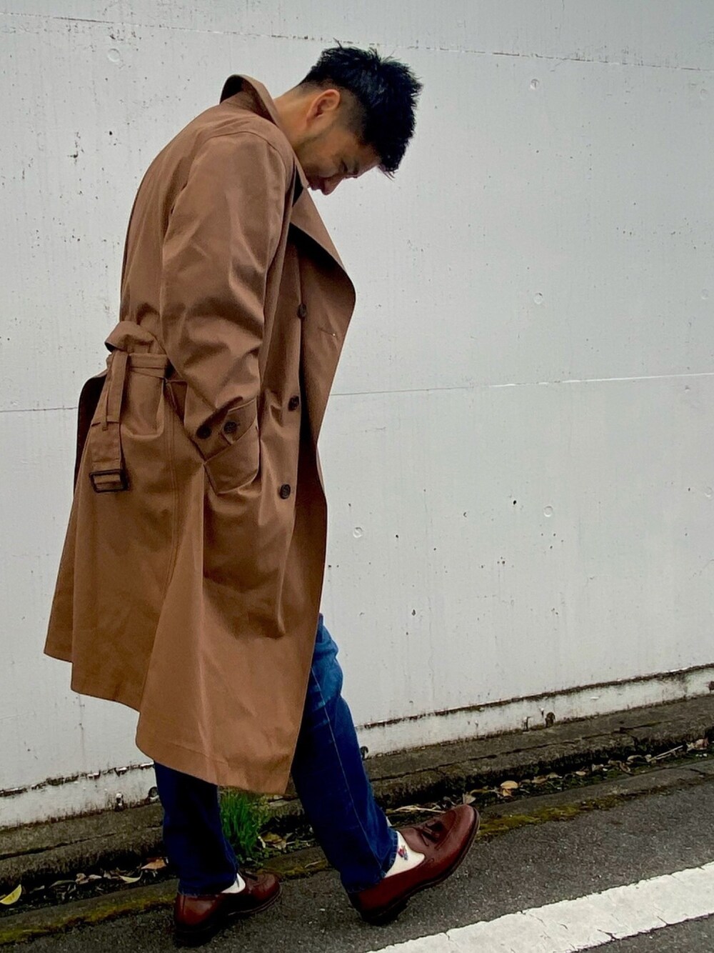 「休日スタイル、オーバーサイズ、革靴、キレイめ」｜「UNIQLOのアイテム（トレンチコート、ベージュ系）」を使った、たく@名古屋さん（メンズ・177cm）の春コーディネートの1枚目の写真