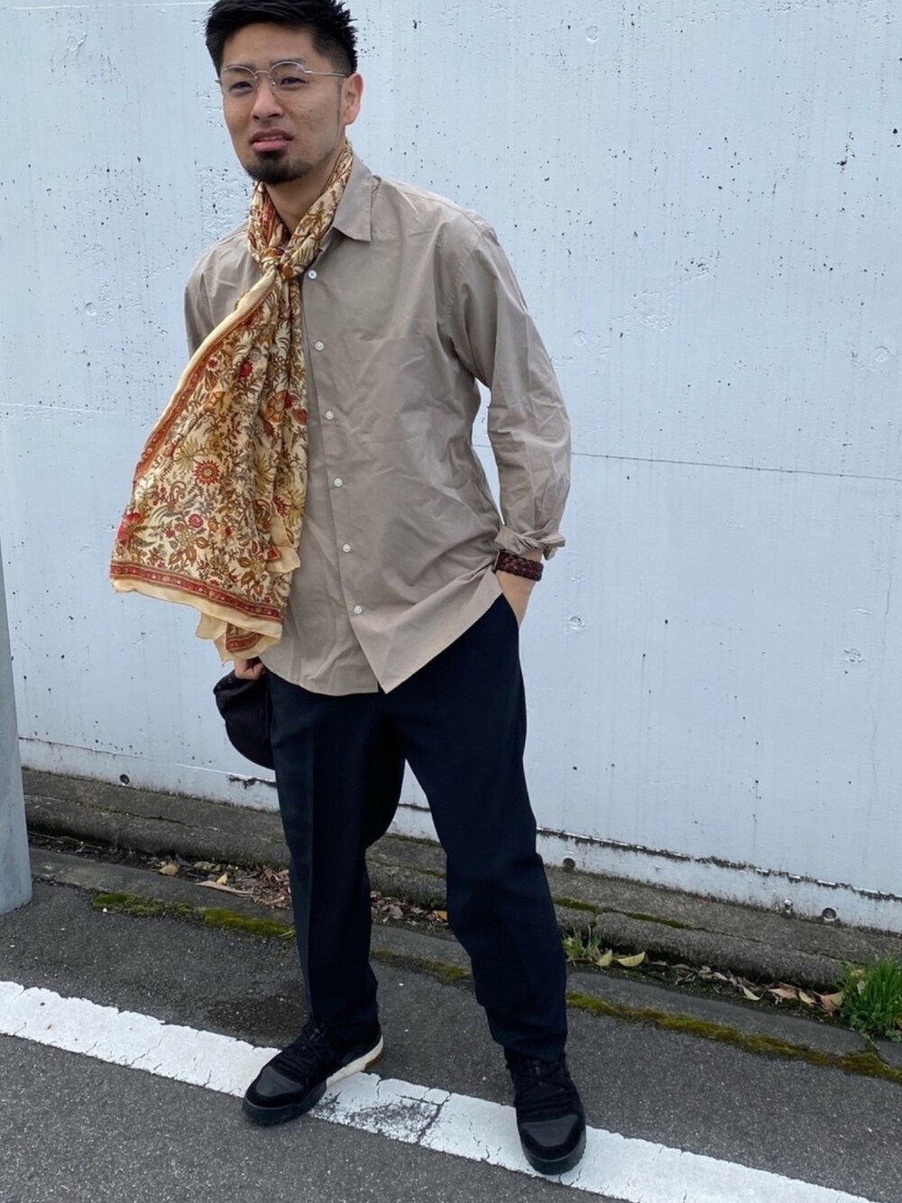 「名古屋、ギャング、春コーデ、めがね、お洒落さんとつながりたい、インド」｜「GUのアイテム（シャツ/ブラウス、ベージュ系）」を使った、たく@名古屋さん（メンズ・177cm）の春コーディネートの1枚目の写真