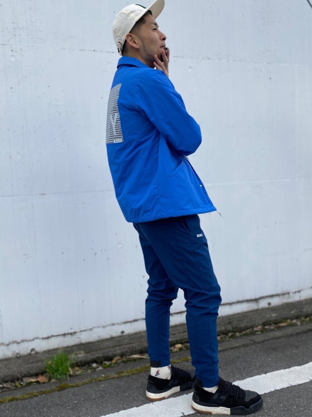 「スポーツミックス、青、stussy、スニーカーコーデ、ballaholic、キャップ、名古屋」｜「STUSSYのIntl Coach Jacket（ナイロンジャケット、ブルー系）」を使った、たく@名古屋さん（メンズ・177cm）の春コーディネートの1枚目の写真