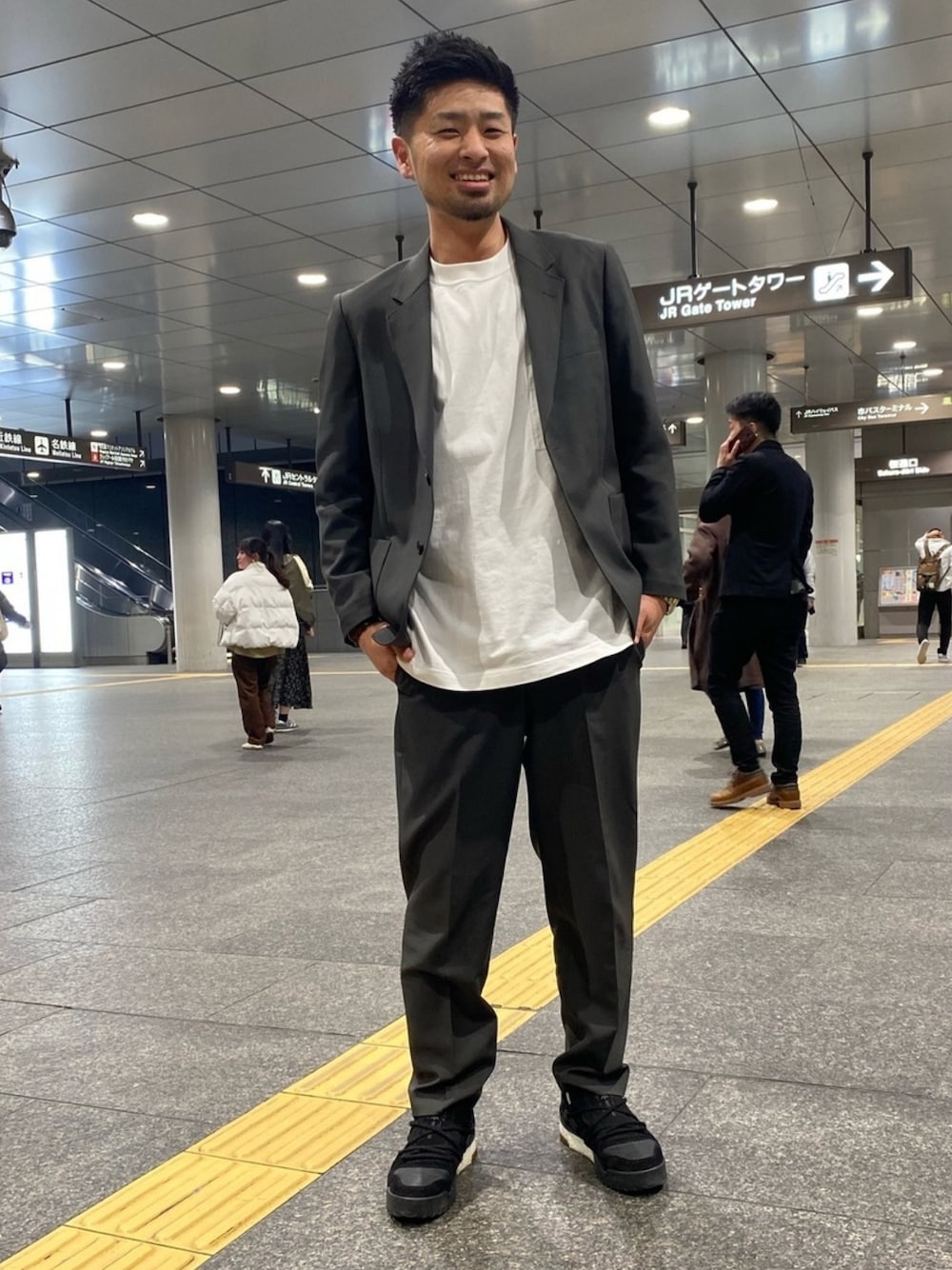「セットアップスタイル、セットアップ、きれいめカジュアル、オトナカジュアル、春コーデ、名古屋」｜「UNIQLOのアイテム（セットアップ、グレー系）」を使った、たく@名古屋さん（メンズ・177cm）の春コーディネートの1枚目の写真