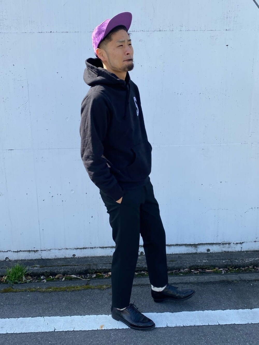 「おしゃれさんと繋がりたい、シンプルコーデ、supreme、ブラック、ユニクロ、モノトーン、名古屋」｜「Supreme のアイテム（パーカー、ブラック系）」を使った、たく@名古屋さん（メンズ・177cm）の春コーディネートの1枚目の写真