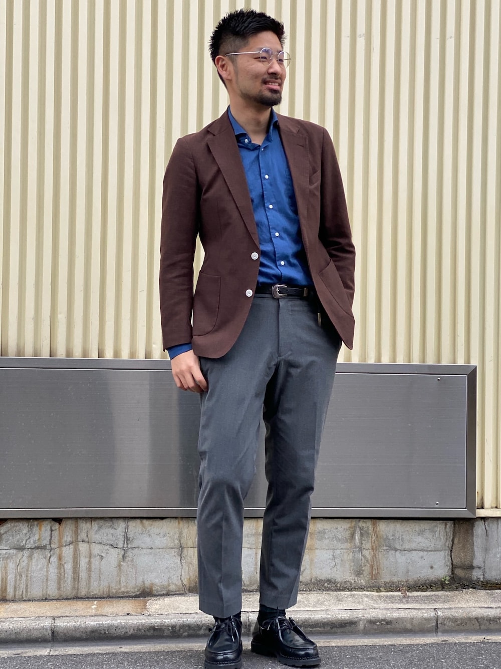 「春、オトナカジュアル、キレイめ、ユニクロ、プチプラ、ジャケパン、めがね、メガネ男子」｜「UNIQLOのアイテム（スラックス、グレー系）」を使った、たく@名古屋さん（メンズ・177cm）の春コーディネートの1枚目の写真