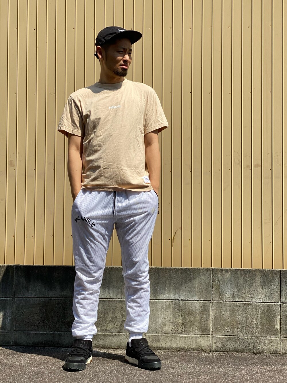 「休日スタイル、お洒落さんとつながりたい、シンプル、supreme、スニーカー、夏コーデ、ballaholic」｜「ballaholicのアイテム（Tシャツ/カットソー、ベージュ系）」を使った、たく@名古屋さん（メンズ・177cm）の夏コーディネートの1枚目の写真