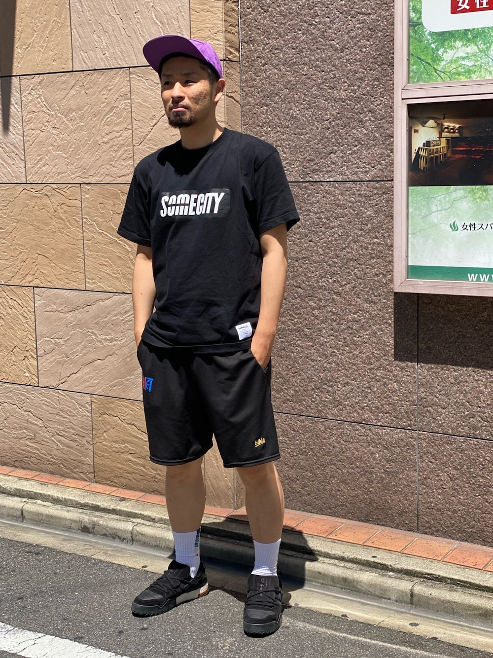 「黒、スニーカーコーデ、キャップ、スポーツミックス」｜「ballaholicのアイテム（Tシャツ/カットソー、ブラック系）」を使った、たく@名古屋さん（メンズ・177cm）の秋コーディネートの1枚目の写真