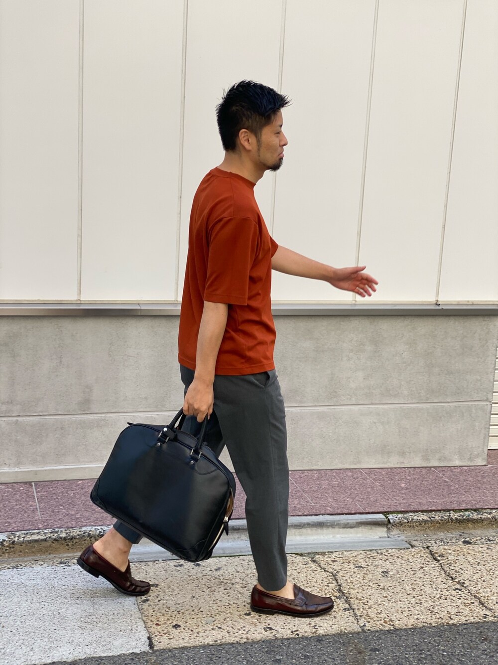 「オトナカジュアル、シンプル、ビッグシルエット、ビジネスカジュアル、ユニクロ、ローファー」｜「UNIQLOのアイテム（Tシャツ/カットソー、ブラウン系）」を使った、たく@名古屋さん（メンズ・177cm）の秋コーディネートの1枚目の写真
