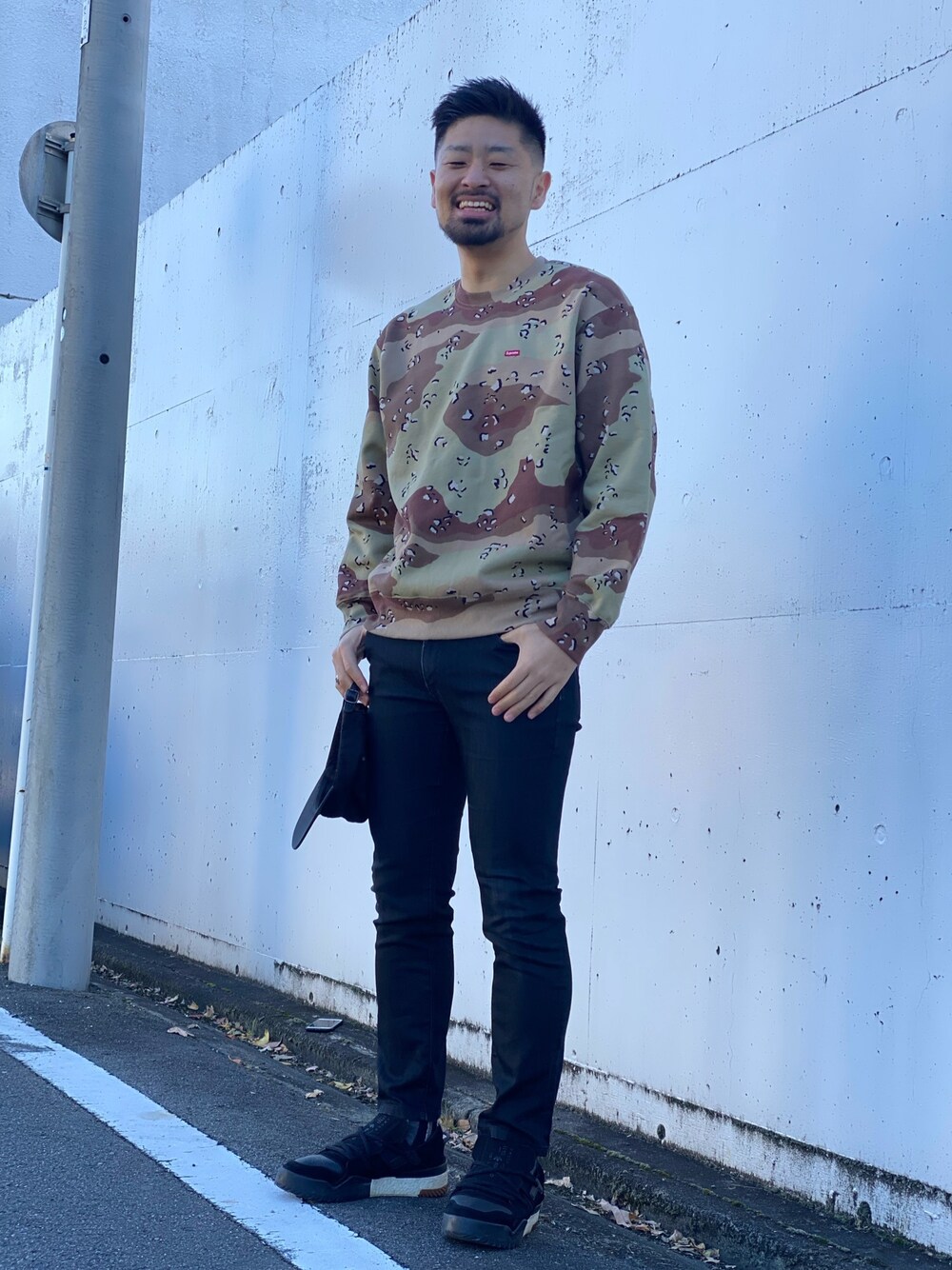 「秋コーデ、冬、休日スタイル、ストリートコーデ、シュプリーム、Supreme(シュプリーム)、アレキサンダーワン、スキニーデニム」｜「Supreme のアイテム（スウェット、ベージュ系）」を使った、たく@名古屋さん（メンズ・177cm）の秋コーディネートの1枚目の写真