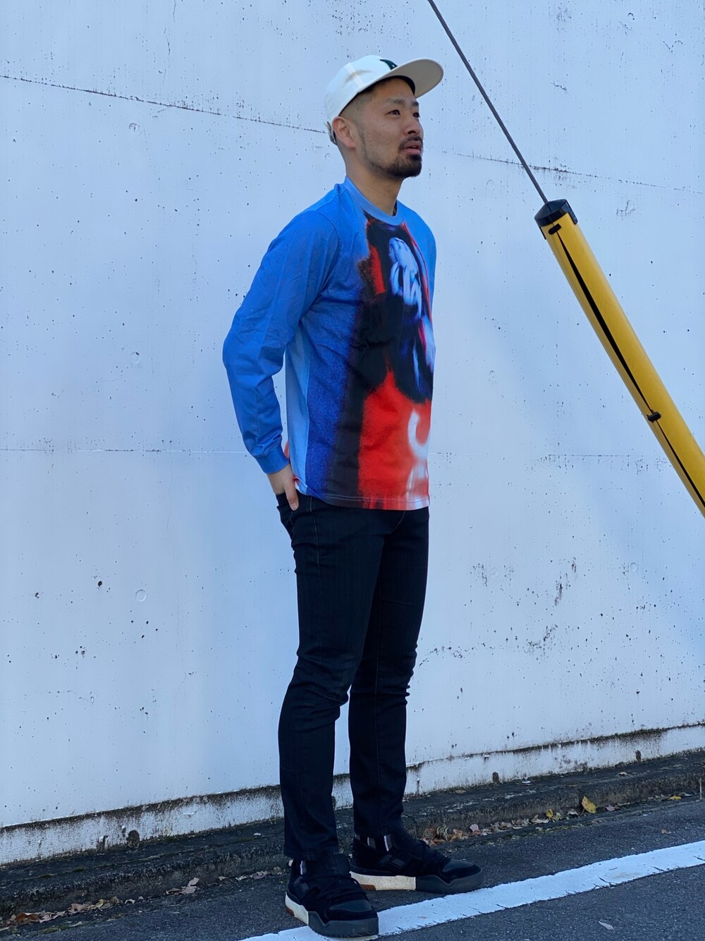 「休日スタイル、スキニーデニム、スキニー、supreme、ballaholic、UNIQLO、ストリート」｜「Supreme のアイテム（Tシャツ/カットソー、ブルー系）」を使った、たく@名古屋さん（メンズ・177cm）の冬コーディネートの1枚目の写真