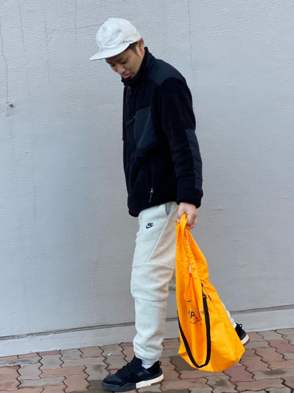 「APPLEBUM、NIKE、スニーカー、エンジニアードガーメンツ、お洒落さんとつながりたい、ストリート、キャップ」｜「APPLEBUMのShoulder Marche Bag（エコバッグ/サブバッグ、オレンジ系）」を使った、たく@名古屋さん（メンズ・177cm）の冬コーディネートの1枚目の写真