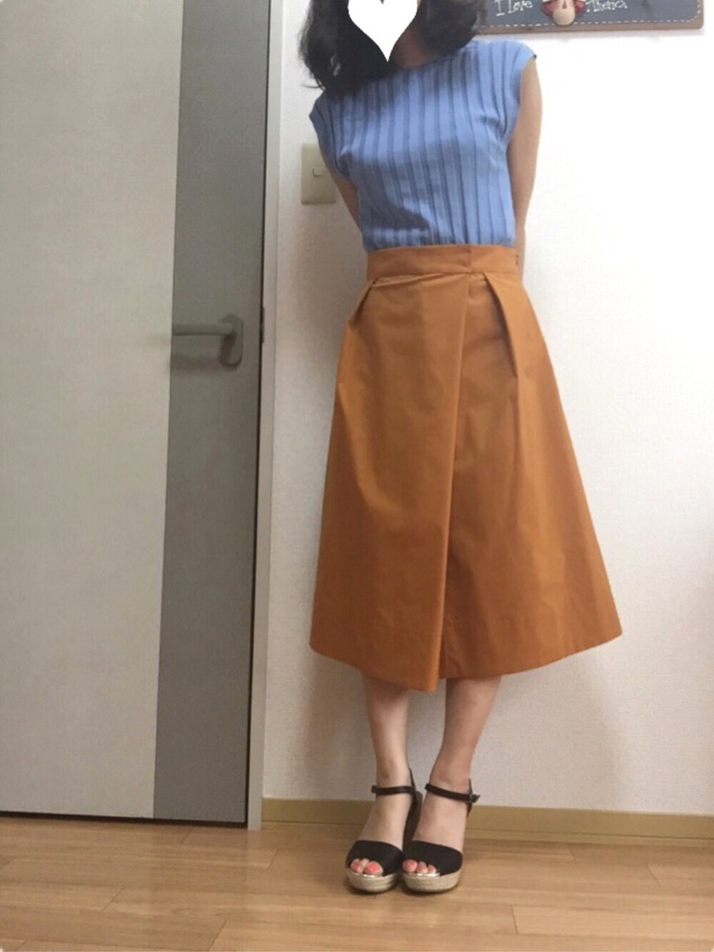 「夏、オトナカジュアル、休日スタイル、スカート、サンダル、ブルー、マスタード、summer、カジュアル、低身長」｜「ROPE'の【Oggiselect×ロペ】【お洗濯可能】美フォルムリブプルオーバー（その他トップス、ブルー系）」を使った、ソラさん（レディース・150cm）の夏コーディネートの1枚目の写真