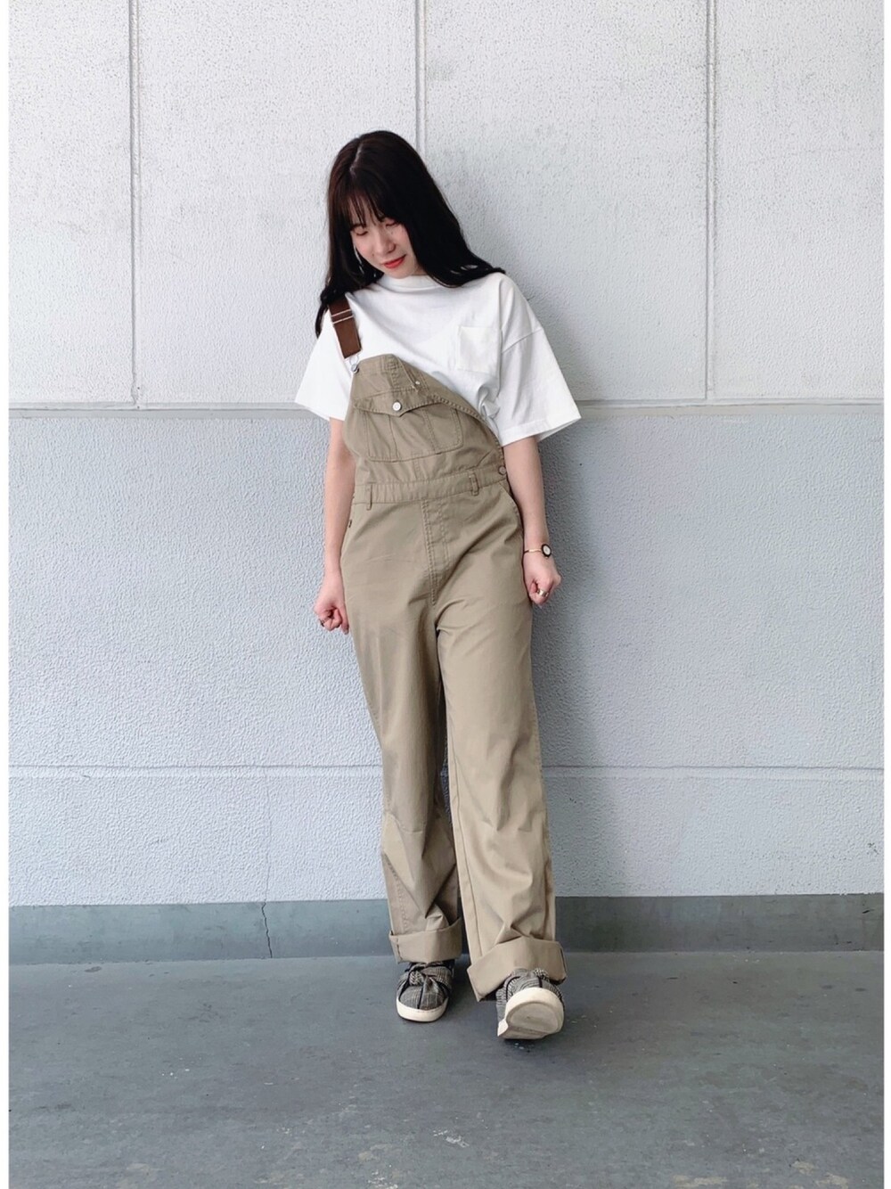 ホワイト系のTシャツ/カットソー、ベージュ系のサロペット/オーバーオールを着用したレディースの春コーディネートの1枚目の写真