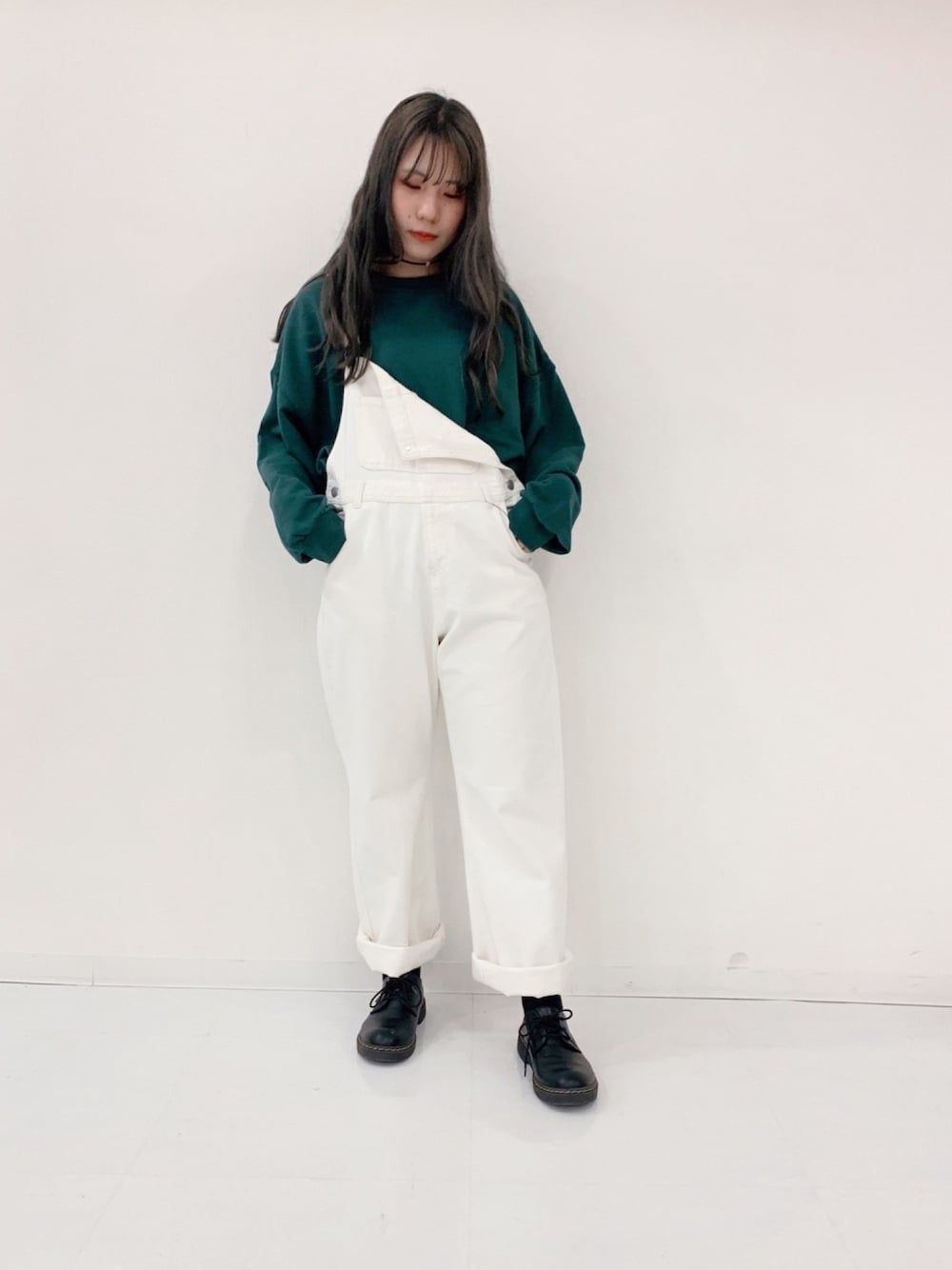 「春コーデ、おしゃれさんと繋がりたい、ootd、低身長コーデ、カジュアルガーリー、オーバーオール、ゆるコーデ、プチプラ、カジュアル、いいね、save、フォローお願いします🤑」｜「WEGOのDISPARK/デニムサロペット（サロペット/オーバーオール、ホワイト系）」を使った、˙˚ʚErikaɞ˚˙さん（レディース・157cm）の冬コーディネートの1枚目の写真