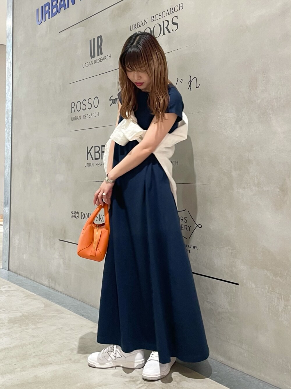 「たすき掛け、153cm、低身長、New Balance、Champion、ワンピース、スニーカー、リネン、リネンシャツ」｜「URBAN RESEARCH Sonny Labelのリネンオーバーシャツ（シャツ/ブラウス、ホワイト系）」を使った、mikiさん（レディース・153cm）の春コーディネートの1枚目の写真