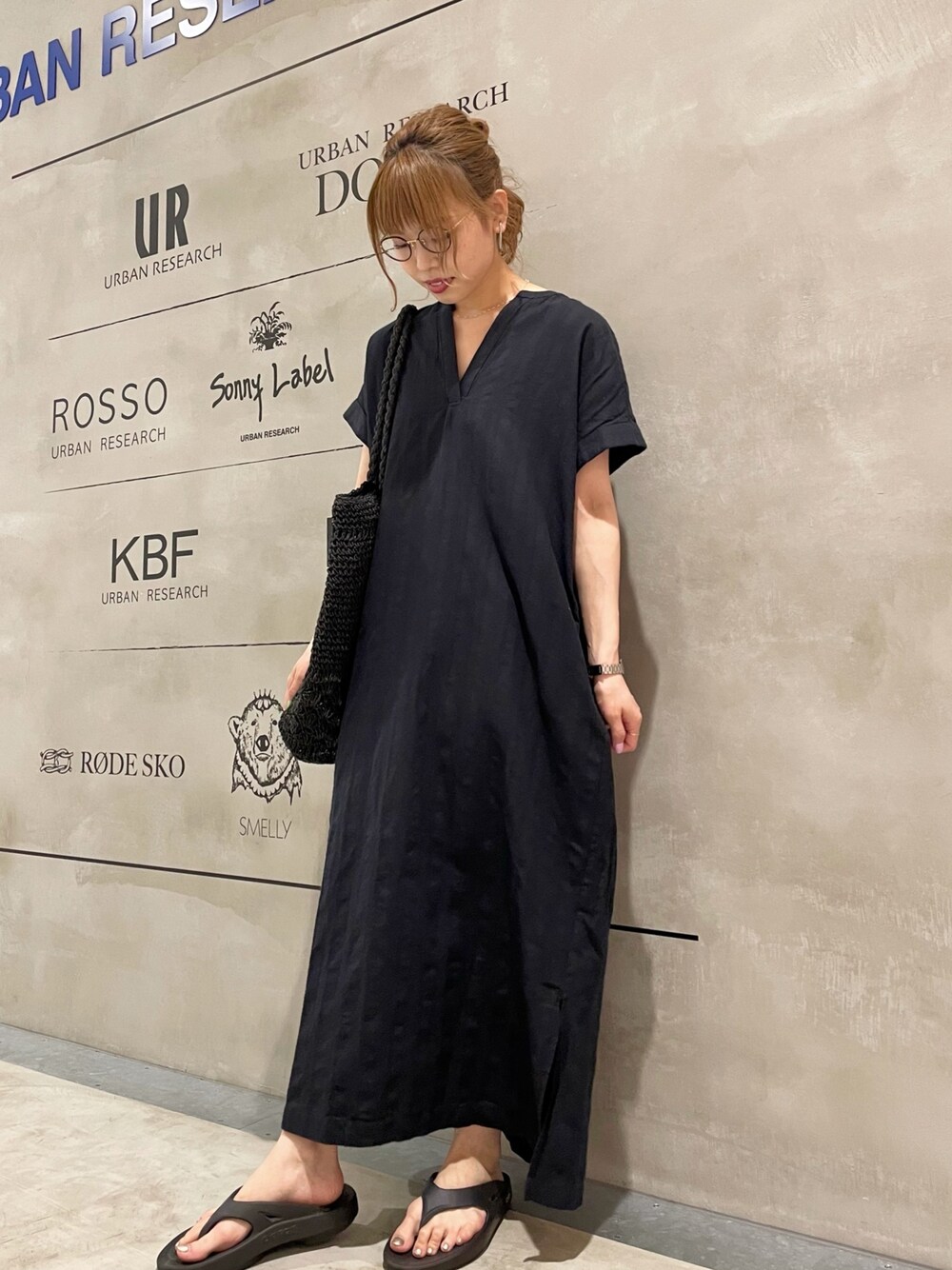 「ラクチンコーデ、夏コーデ、低身長、サンダル、ブラックコーデ、URBAN RESEARCH、キーネック、カジュアルコーデ、ラフ、大人コーデ」｜「FORK&SPOONのFORK&SPOON　ランダムヘリンボーンキーネックワンピース（ワンピース、ブラック系）」を使った、mikiさん（レディース・153cm）の夏コーディネートの1枚目の写真