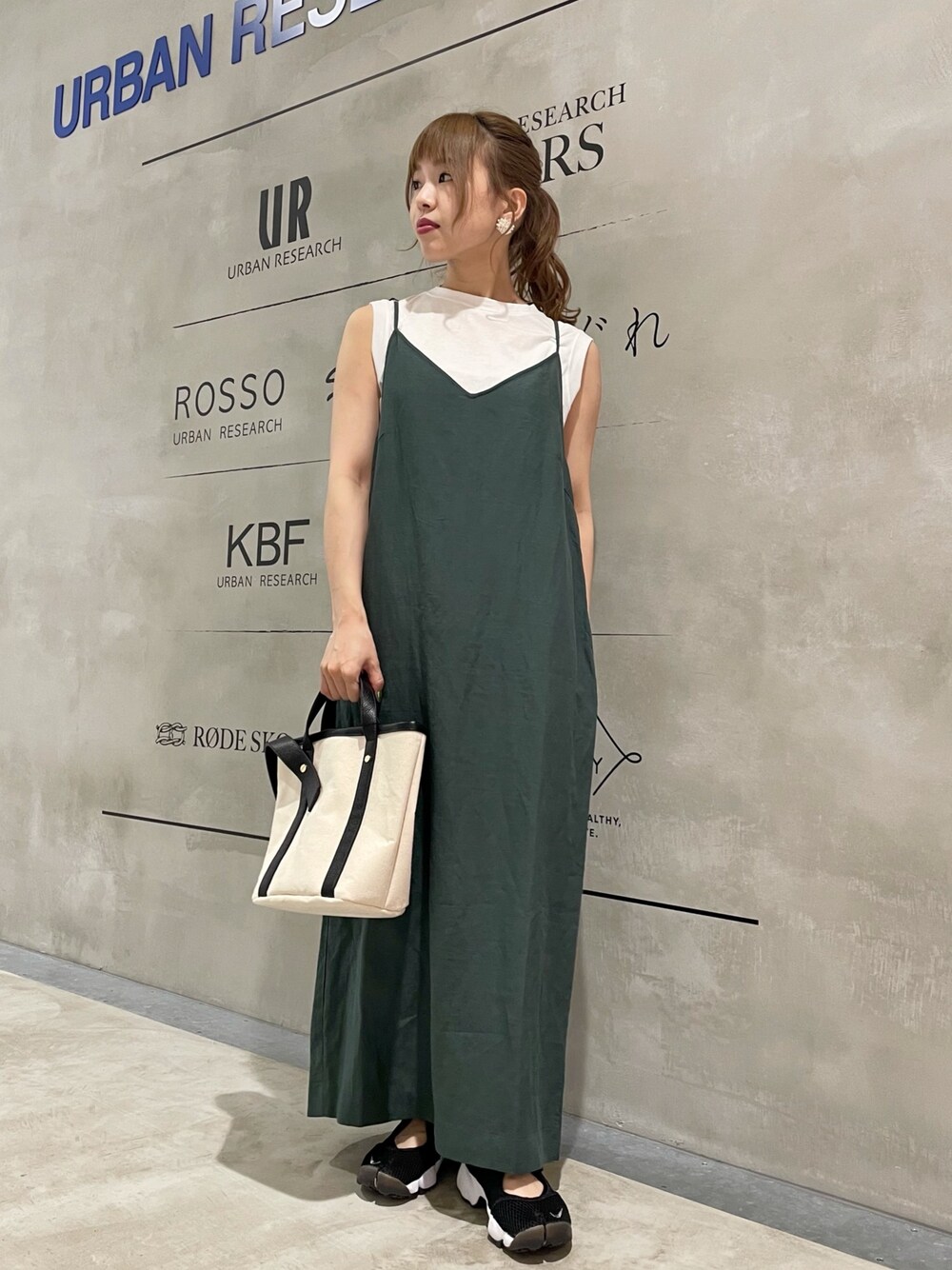 「シンプル、夏コーデ、低身長、エアリフト、キャミワンピ、グリーン、ワンピース、ポニーテール、トートバッグ、キャンバストート」｜「F by ROSSOのF by ROSSO　インナー付きキャミワンピース（ワンピース、グリーン系）」を使った、mikiさん（レディース・153cm）の夏コーディネートの1枚目の写真