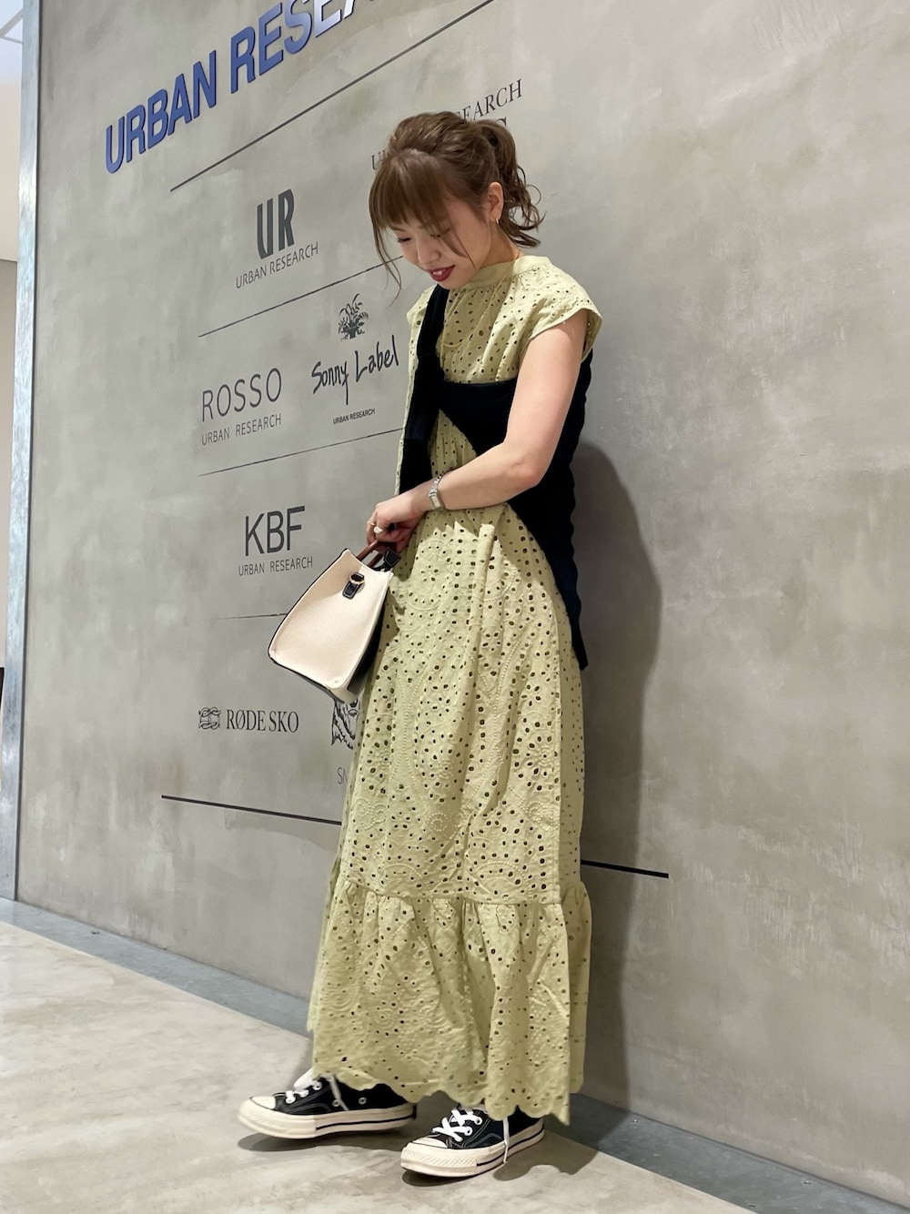 「夏コーデ、ワンピース、レースワンピース、カーディガン、たすき掛け、コンバース、低身長、スニーカー、ミントグリーン、アーバンリサーチ」｜「URBAN RESEARCH Sonny Labelの【一部WEB限定カラー】2WAYカットワークレースワンピース（ワンピース、グリーン系）」を使った、mikiさん（レディース・153cm）の夏コーディネートの1枚目の写真
