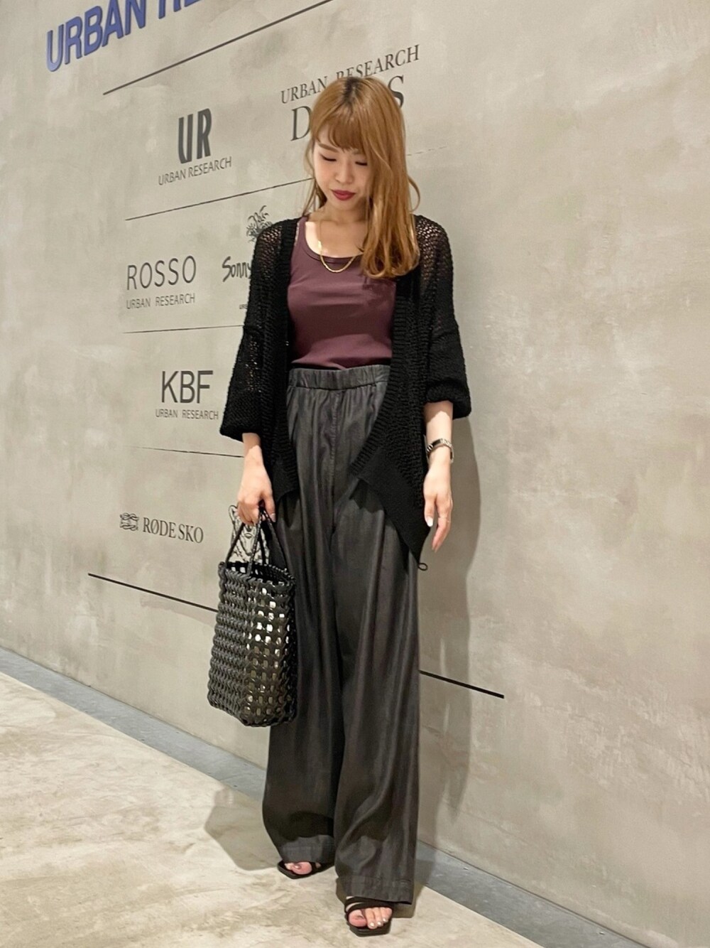 「オールブラック、ブラックコーデ、ゆるコーデ、休日コーデ、パンツスタイル、低身長、カーディガン、デニム、サンダル、かごバッグ」｜「URBAN RESEARCHの透かし柄ニットカーディガン（カーディガン/ボレロ、ブラック系）」を使った、mikiさん（レディース・153cm）の夏コーディネートの1枚目の写真
