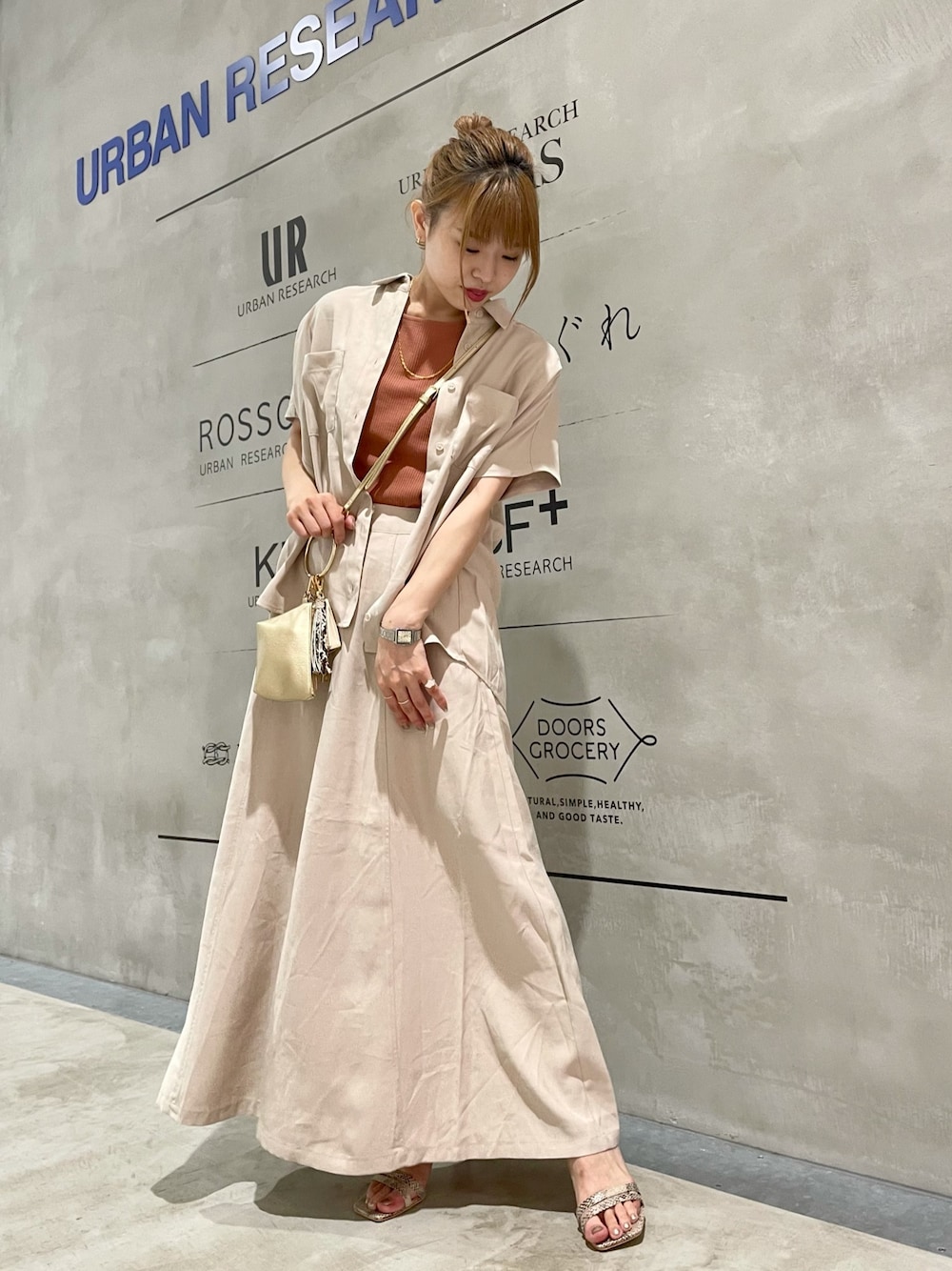 「ベージュコーデ、大人ガーリー、セットアップ、ワンピース、半袖シャツ、スカート、ミニバッグ、サーマル、パイソン柄、低身長」｜「URBAN RESEARCH Sonny Labelのセットアップワンピース（ワンピース、ベージュ系）」を使った、mikiさん（レディース・153cm）の夏コーディネートの1枚目の写真