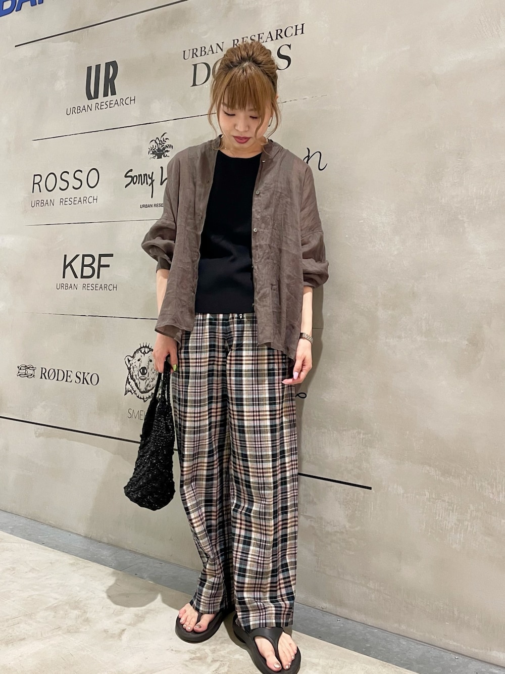 「シアーシャツ、シャツ、イージーパンツ、チェックパンツ、チェック、ビーチサンダル、カジュアルコーデ、夏コーデ、低身長、summer」｜「URBAN RESEARCH DOORSのラミースタンドカラーワイドシャツ（シャツ/ブラウス、グレー系）」を使った、mikiさん（レディース・153cm）の夏コーディネートの1枚目の写真