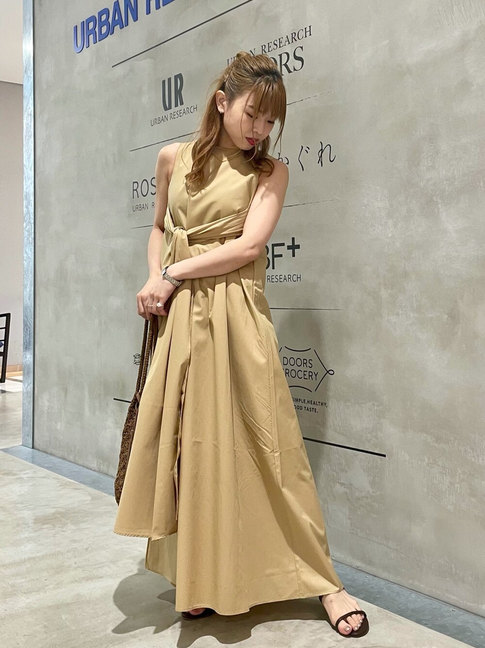 「ラクチンコーデ、ワントーンコーデ、休日スタイル、夏コーデ、ワンピース、サンダル、ショルダーバッグ、ウエストマーク、Aラインワンピース、KBF」｜「KBFのAラインボリュームワンピース（ワンピース、ベージュ系）」を使った、mikiさん（レディース・153cm）の夏コーディネートの1枚目の写真