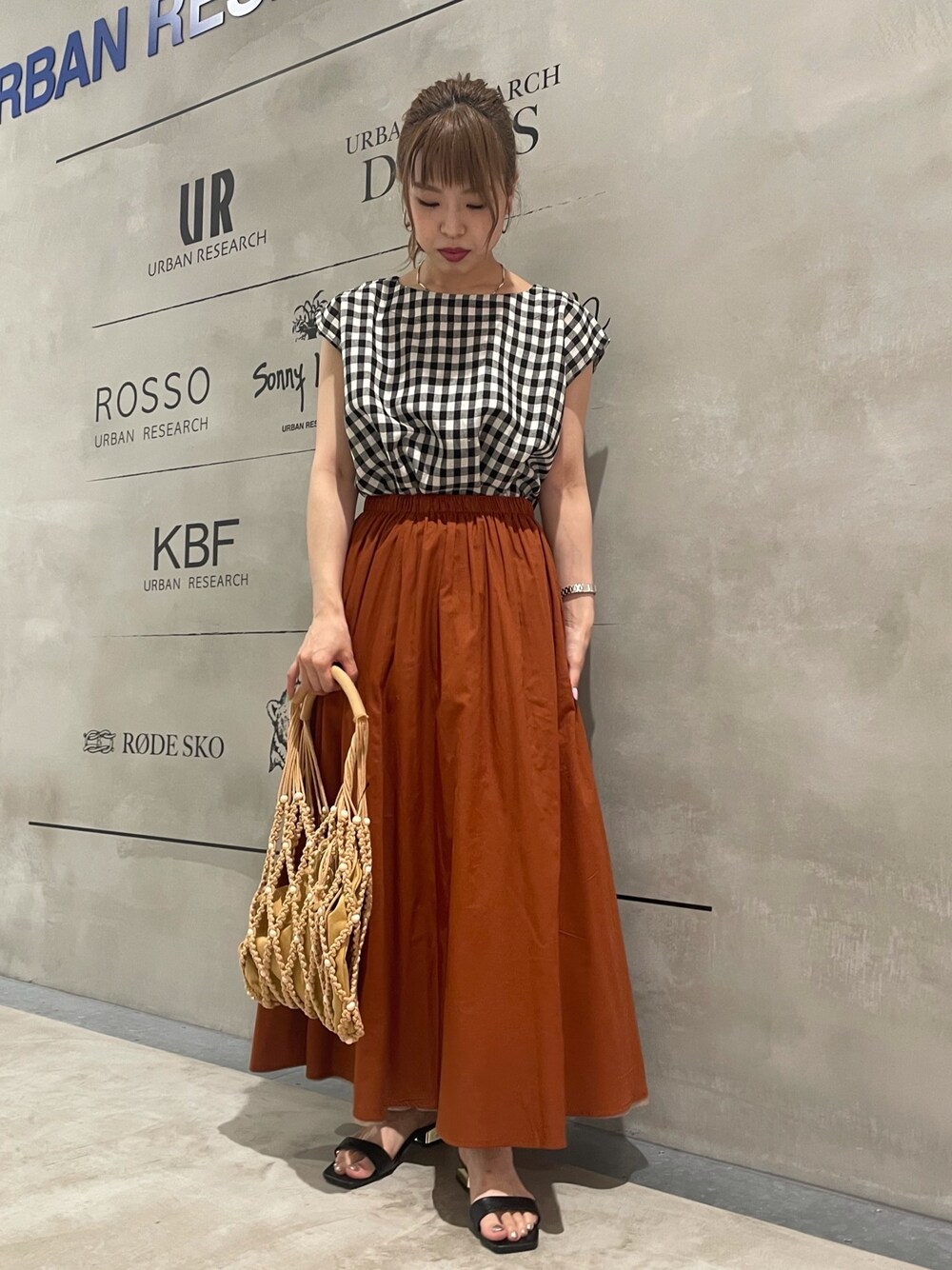 「夏コーデ、リバーシブル、スカート、ブラウス、ギンガムチェック、リネン、リネンブラウス、サンダル、赤スカート、アーバン リサーチ ドアーズ(URBAN RESEARCH DOORS)」｜「URBAN RESEARCH DOORSのリネン混ギンガムチェックノースリーブブラウス（シャツ/ブラウス、ホワイト系）」を使った、mikiさん（レディース・153cm）の夏コーディネートの1枚目の写真