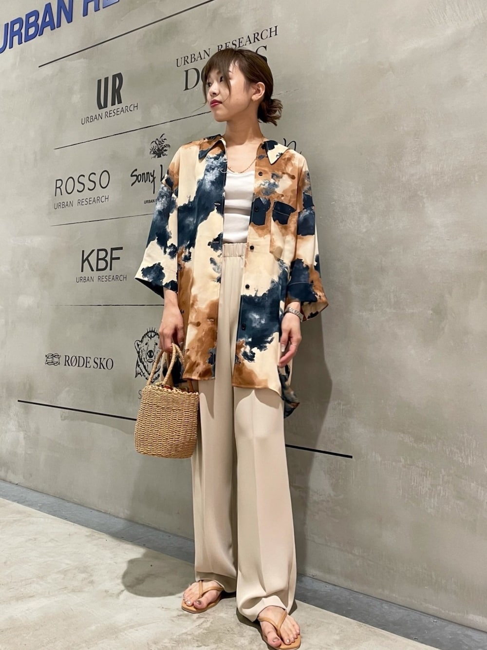 「柄シャツ、イージーパンツ、サンダル、トングサンダル、かごバッグ、ワントーンコーデ、ベージュ、ブラウン、KBF、DOORS」｜「KBFのペイントプリントシャツ（シャツ/ブラウス、ブラウン系）」を使った、mikiさん（レディース・153cm）の夏コーディネートの1枚目の写真