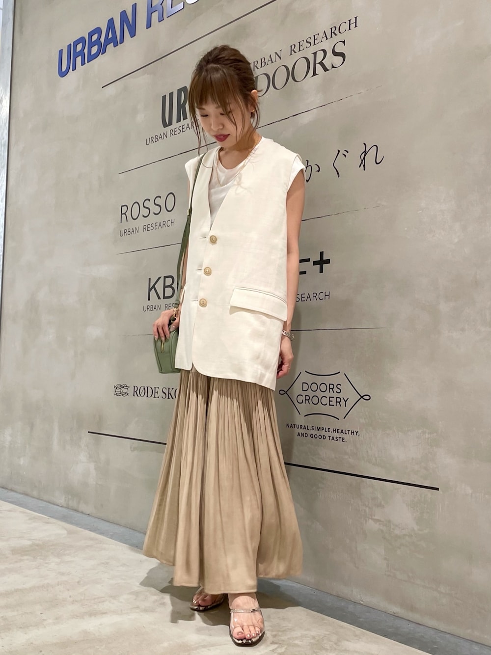 「ワントーンコーデ、ベスト、タンクトップ、プリーツスカート、ティアードスカート、スカート、ベージュスカート、サンダル、クリアサンダル、ショルダーバッグ」｜「KBFのヘリンボンBIGベスト（ベスト、ホワイト系）」を使った、mikiさん（レディース・153cm）の夏コーディネートの1枚目の写真