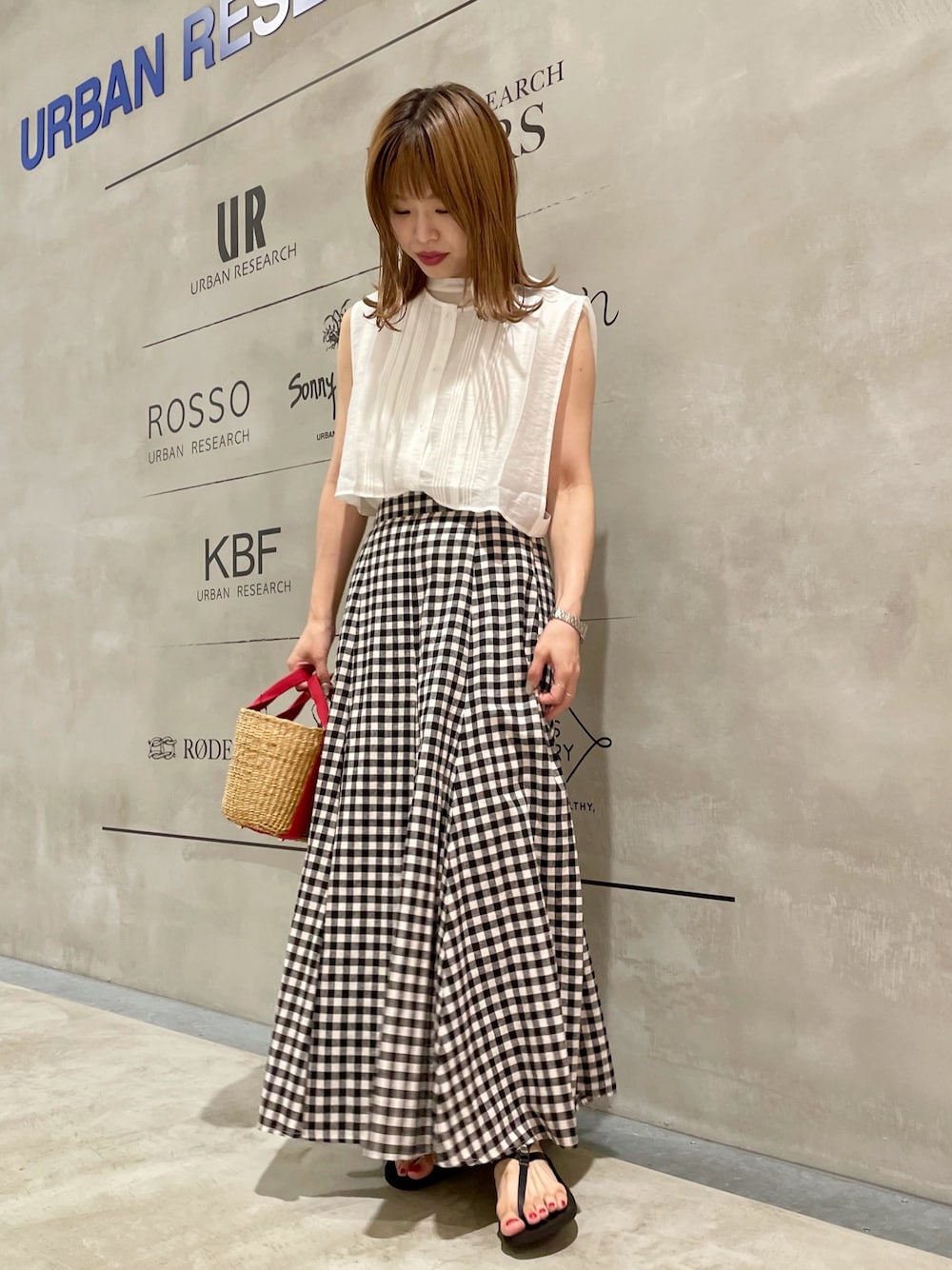 「白ブラウス、リネンスカート、ギンガムチェック、ギンガムチェックスカート、サンダル、beautiful shoes、かごバッグ、低身長、低身長コーデ、夏コーデ」｜「SENSE OF PLACE by URBAN RESEARCHのピンタックレイヤードノースリーブシャツ（シャツ/ブラウス、ホワイト系）」を使った、mikiさん（レディース・153cm）の夏コーディネートの1枚目の写真
