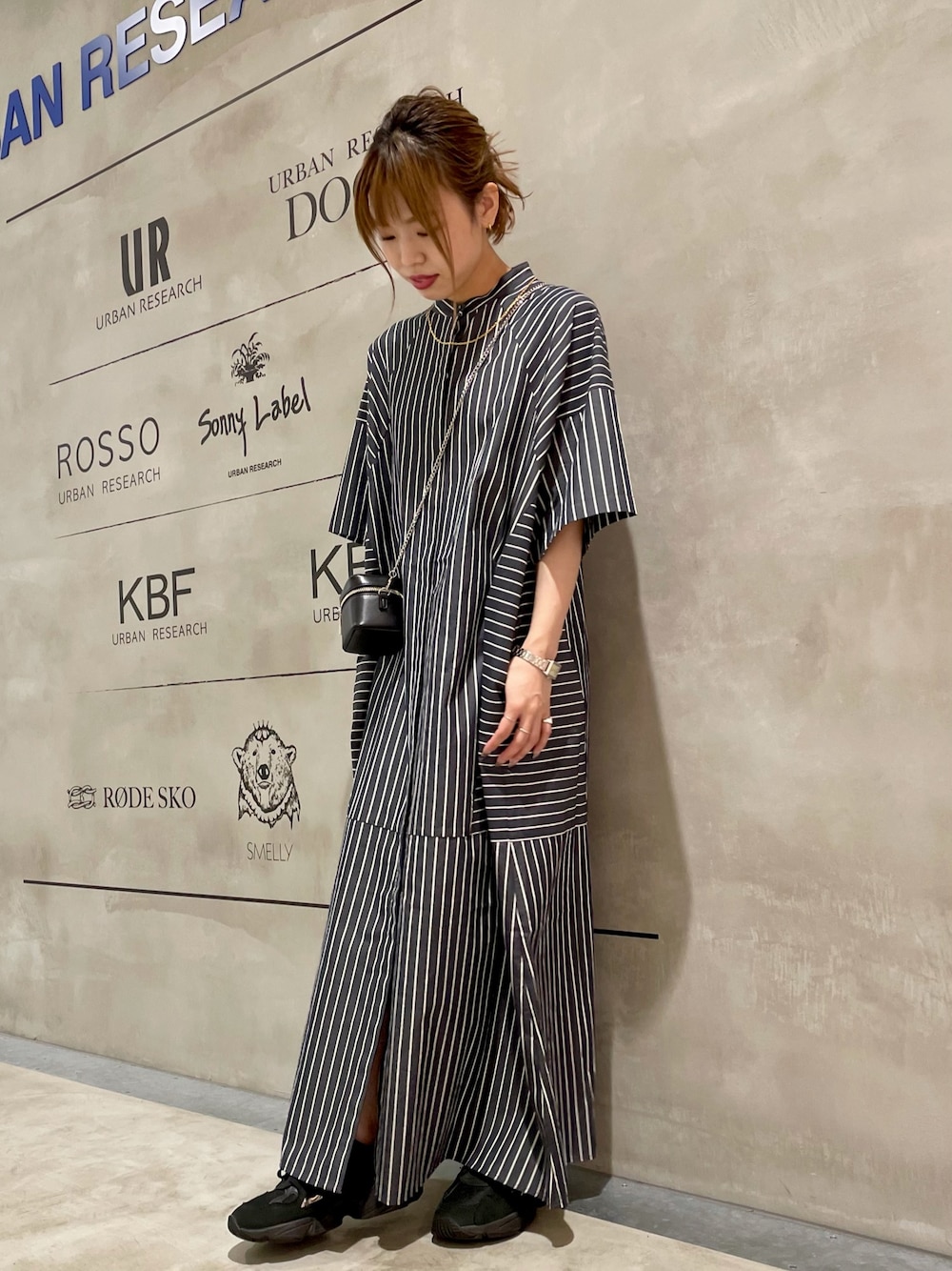 「低身長、低身長コーデ、ワンピース、シャツワンピース、スニーカー、ミニバッグ、ブラック、ブラックコーデ、ストライプ、ラフコーデ」｜「KBFのマルチパターンストライプシャツワンピース（ワンピース、ブルー系）」を使った、mikiさん（レディース・153cm）の夏コーディネートの1枚目の写真