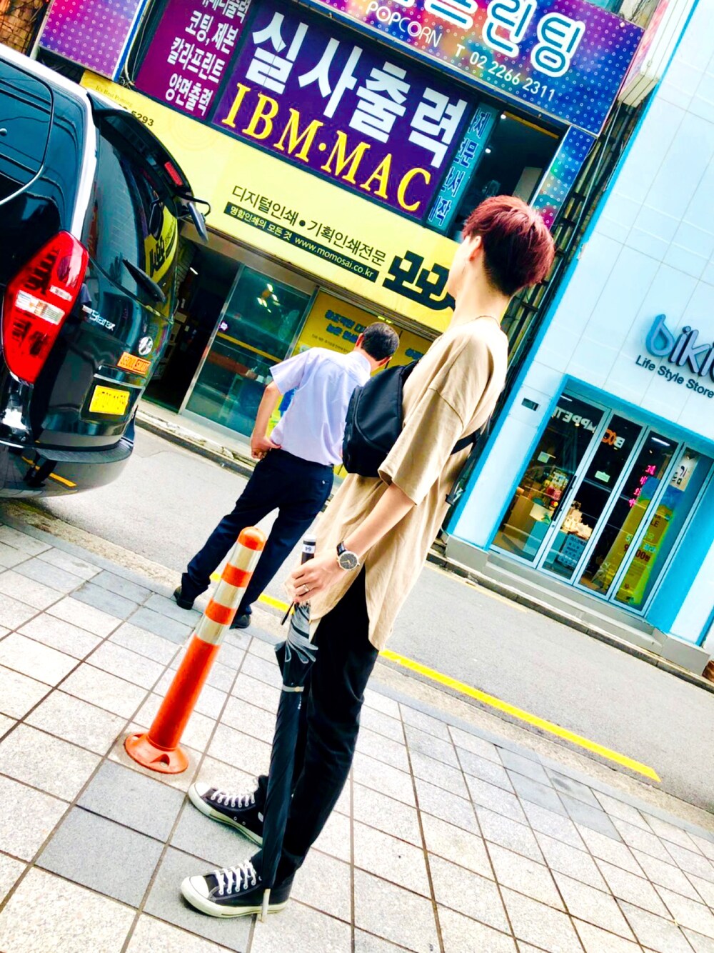 「おしゃれさんと繋がりたい、シンプルコーデ、コンバース、GU、韓国」｜「KANGOLの∴WEGO/KANGOL SPORT別注ビッグウエストバッグ（ショルダーバッグ、ブラック系）」を使った、りょーちんさん（メンズ・180cm）の秋コーディネートの1枚目の写真